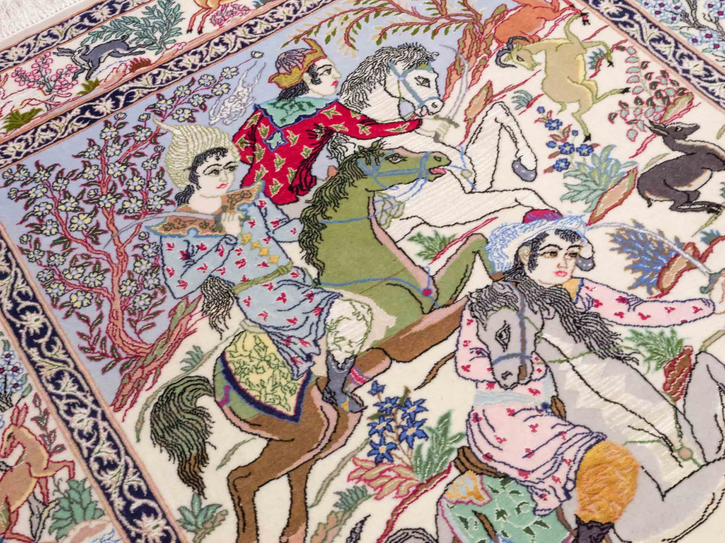 Handgeknüpfter "Emadi" Isfahan Perserteppich von Khademi aus Wolle mit Seide, cremeweiß. Feiner, persischer Teppich mit Feldmuster, signiert. Orientteppich, geknüpft in Iran. Größe: 170 x 113 cm. Teppichnummer: SB3-1073 | Jupiter In