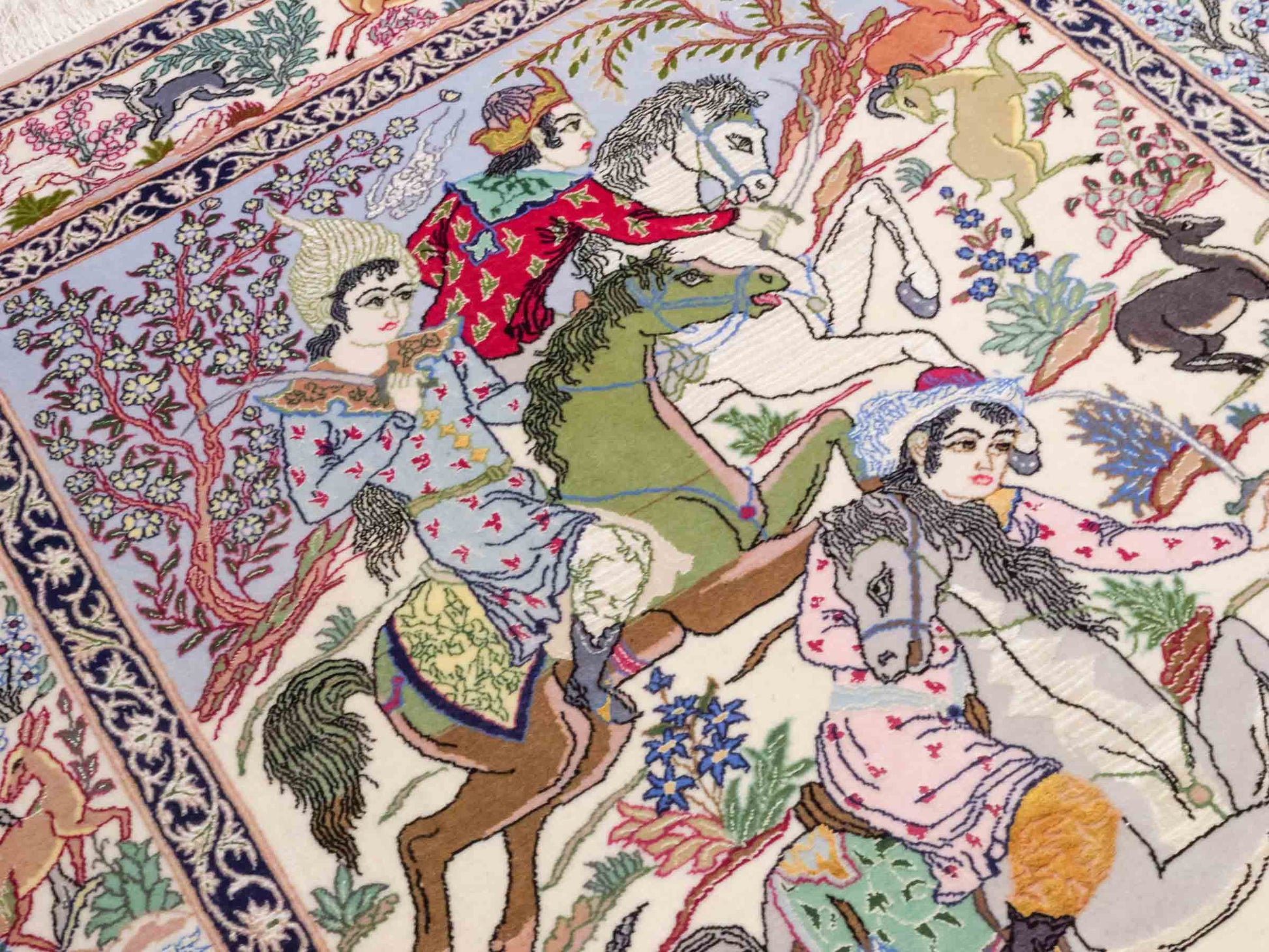 Handgeknüpfter "Emadi" Isfahan Perserteppich von Khademi aus Wolle mit Seide, cremeweiß. Feiner, persischer Teppich mit Feldmuster, signiert. Orientteppich, geknüpft in Iran. Größe: 170 x 113 cm. Teppichnummer: SB3-1073 | Jupiter In