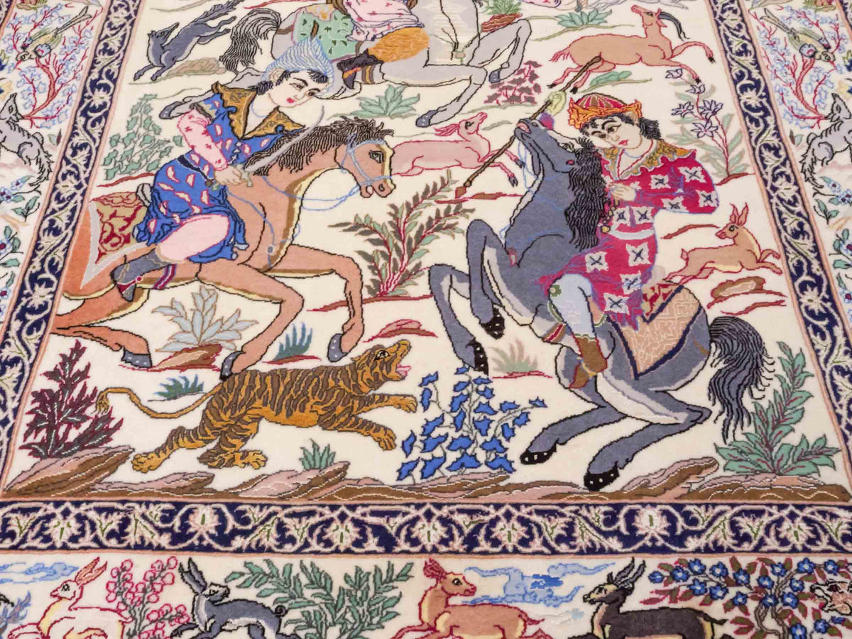 Handgeknüpfter "Emadi" Isfahan Perserteppich von Khademi aus Wolle mit Seide, cremeweiß. Feiner, persischer Teppich mit Feldmuster, signiert. Orientteppich, geknüpft in Iran. Größe: 170 x 113 cm. Teppichnummer: SB3-1073 | Jupiter In