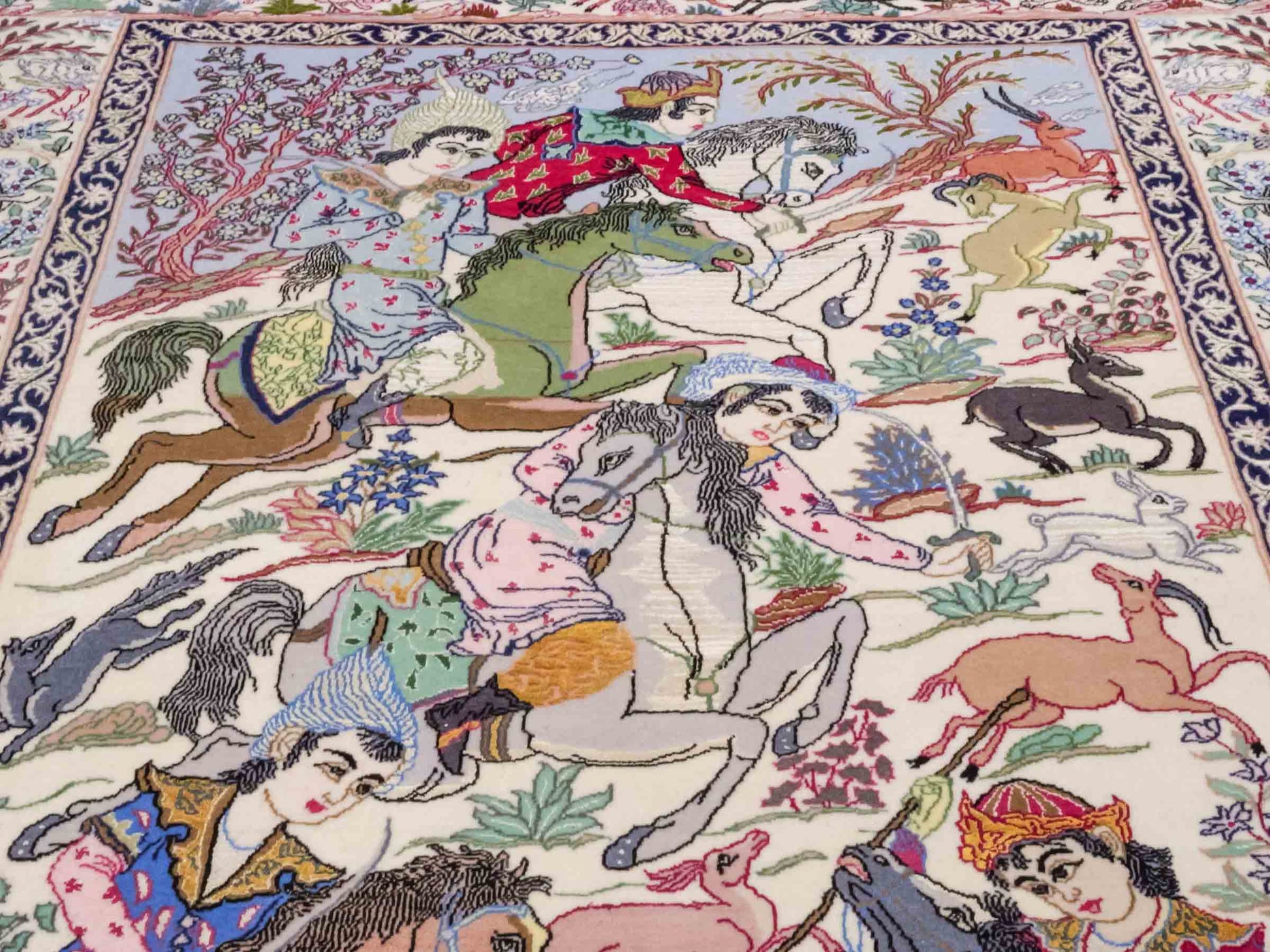 Handgeknüpfter "Emadi" Isfahan Perserteppich von Khademi aus Wolle mit Seide, cremeweiß. Feiner, persischer Teppich mit Feldmuster, signiert. Orientteppich, geknüpft in Iran. Größe: 170 x 113 cm. Teppichnummer: SB3-1073 | Jupiter In
