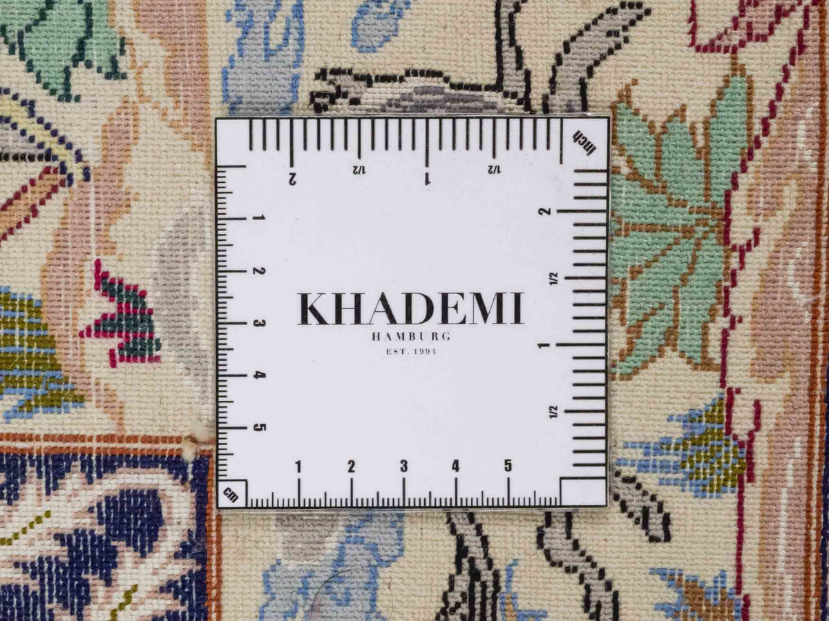 Handgeknüpfter "Emadi" Isfahan Perserteppich von Khademi aus Wolle mit Seide, cremeweiß. Feiner, persischer Teppich mit Feldmuster, signiert. Orientteppich, geknüpft in Iran. Größe: 170 x 113 cm. Teppichnummer: SB3-1073 | Jupiter In