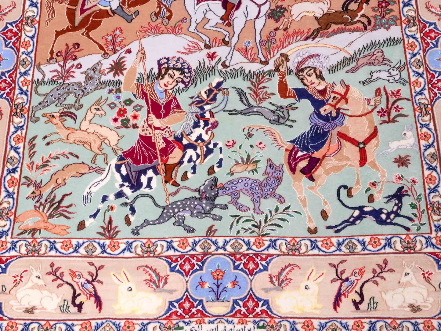 Handgeknüpfter "Emadi" Isfahan Perserteppich von Khademi aus Wolle mit Seide, beige-blau. Feiner, persischer Teppich mit Jagdmotiv, signiert. Orientteppich, geknüpft in Iran. Größe: 176 x 132 cm. Teppichnummer: SB3-1140 | Jupiter In