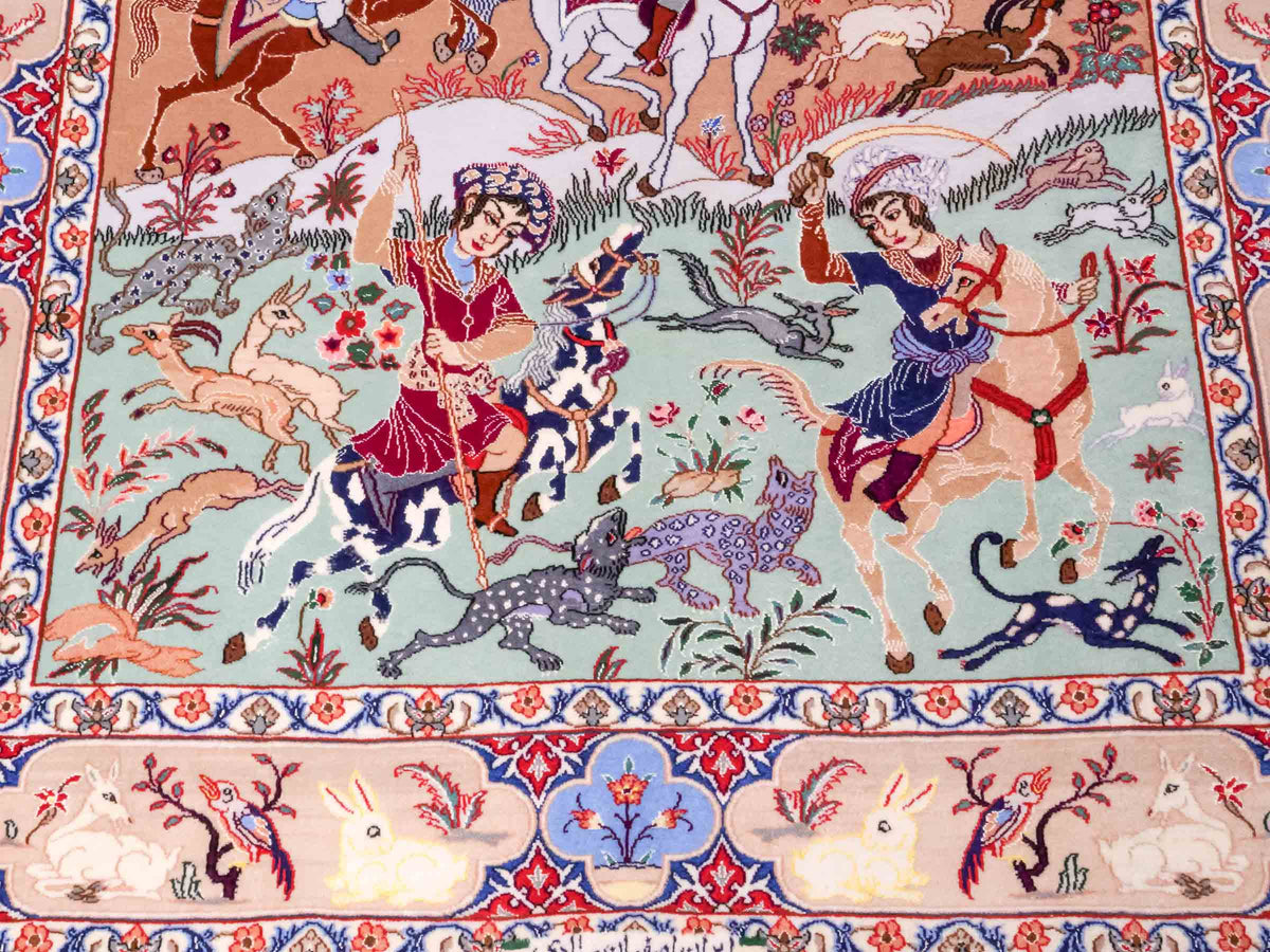 Handgeknüpfter "Emadi" Isfahan Perserteppich von Khademi aus Wolle mit Seide, beige-blau. Feiner, persischer Teppich mit Jagdmotiv, signiert. Orientteppich, geknüpft in Iran. Größe: 176 x 132 cm. Teppichnummer: SB3-1140 | Jupiter In