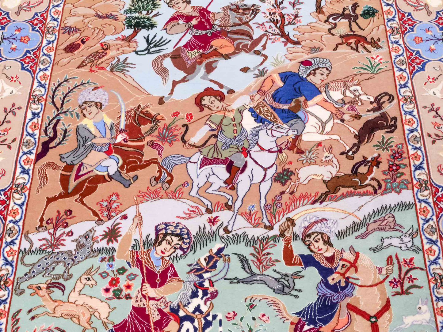 Handgeknüpfter "Emadi" Isfahan Perserteppich von Khademi aus Wolle mit Seide, beige-blau. Feiner, persischer Teppich mit Jagdmotiv, signiert. Orientteppich, geknüpft in Iran. Größe: 176 x 132 cm. Teppichnummer: SB3-1140 | Jupiter In