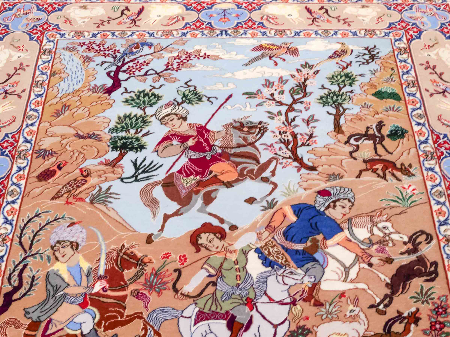 Handgeknüpfter "Emadi" Isfahan Perserteppich von Khademi aus Wolle mit Seide, beige-blau. Feiner, persischer Teppich mit Jagdmotiv, signiert. Orientteppich, geknüpft in Iran. Größe: 176 x 132 cm. Teppichnummer: SB3-1140 | Jupiter In