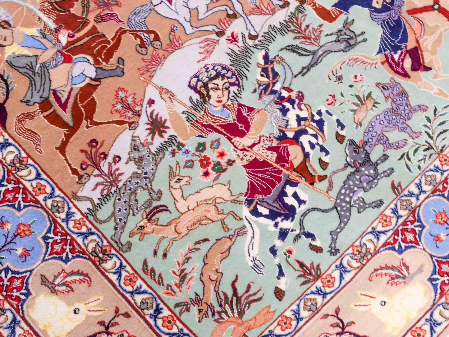 Handgeknüpfter "Emadi" Isfahan Perserteppich von Khademi aus Wolle mit Seide, beige-blau. Feiner, persischer Teppich mit Jagdmotiv, signiert. Orientteppich, geknüpft in Iran. Größe: 176 x 132 cm. Teppichnummer: SB3-1140 | Jupiter In