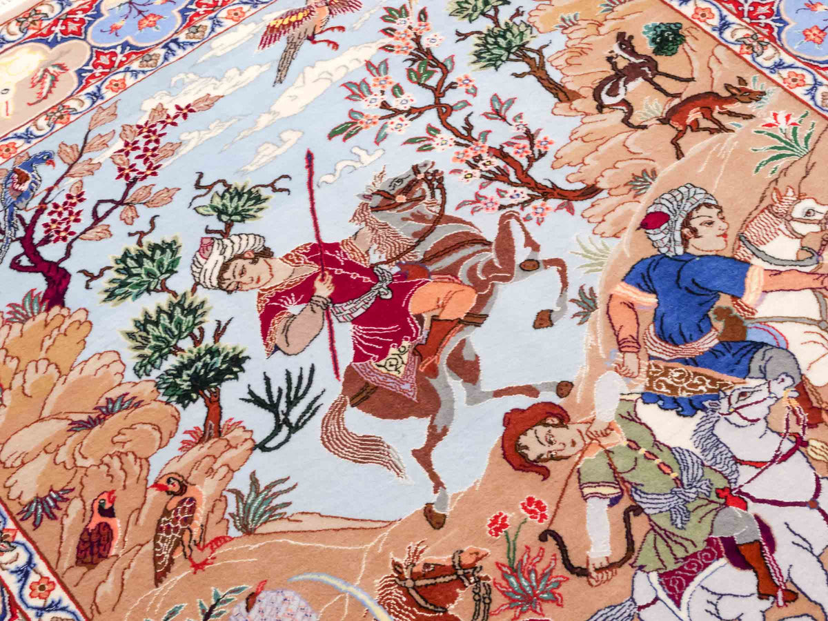 Handgeknüpfter "Emadi" Isfahan Perserteppich von Khademi aus Wolle mit Seide, beige-blau. Feiner, persischer Teppich mit Jagdmotiv, signiert. Orientteppich, geknüpft in Iran. Größe: 176 x 132 cm. Teppichnummer: SB3-1140 | Jupiter In