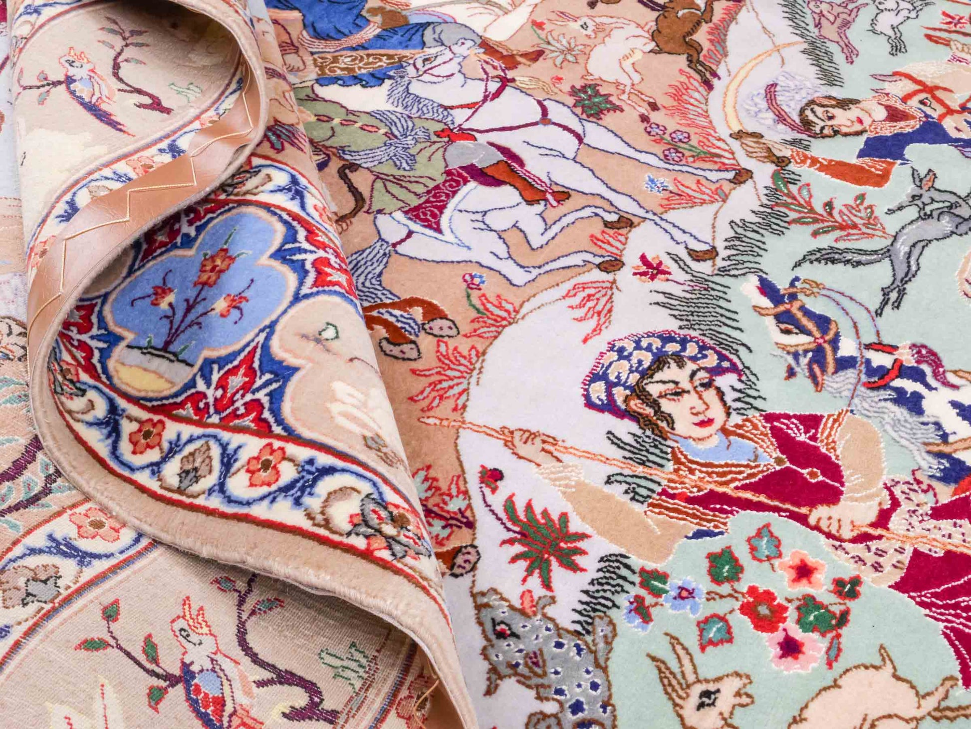 Handgeknüpfter "Emadi" Isfahan Perserteppich von Khademi aus Wolle mit Seide, beige-blau. Feiner, persischer Teppich mit Jagdmotiv, signiert. Orientteppich, geknüpft in Iran. Größe: 176 x 132 cm. Teppichnummer: SB3-1140 | Jupiter In