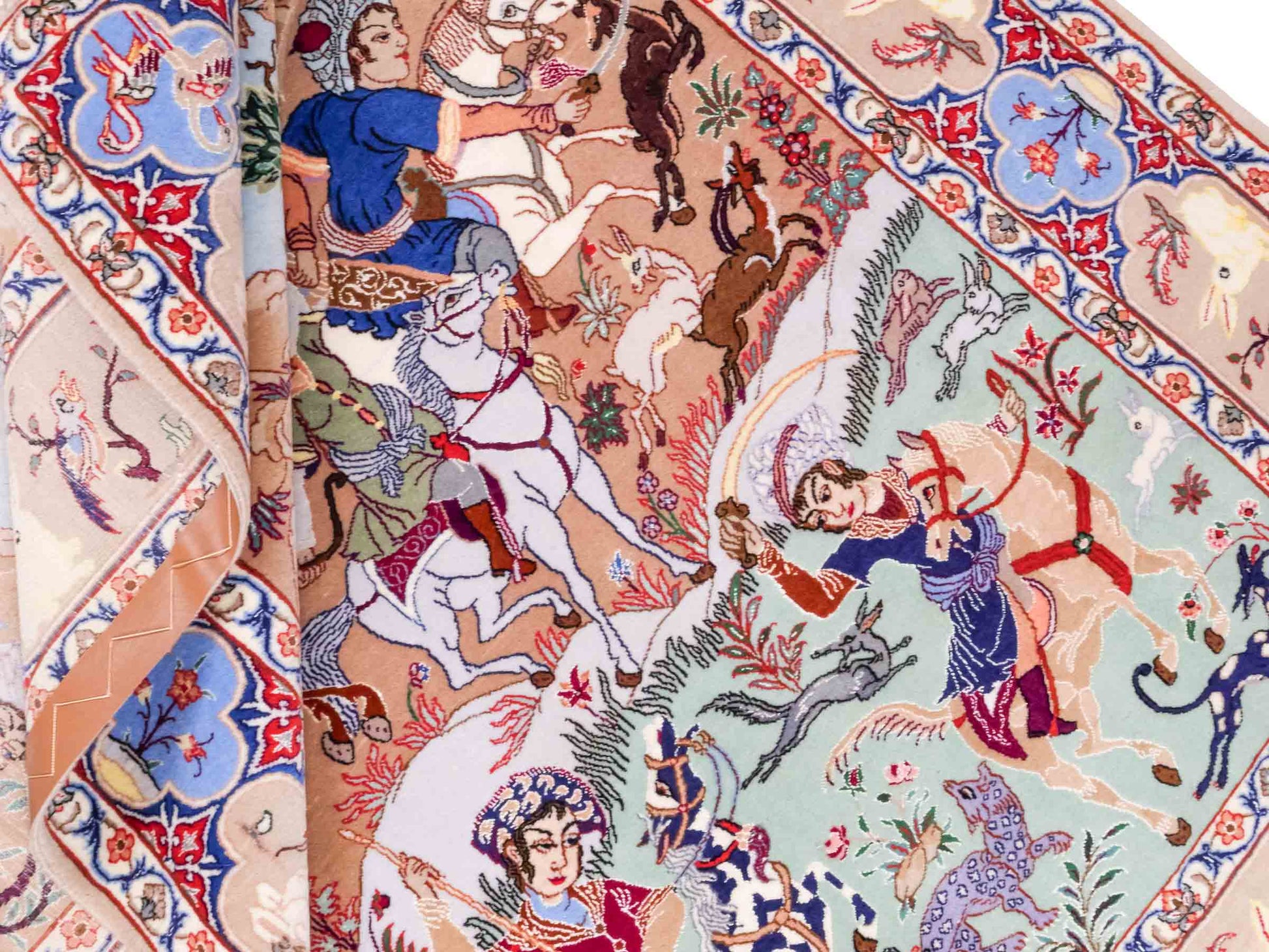 Handgeknüpfter "Emadi" Isfahan Perserteppich von Khademi aus Wolle mit Seide, beige-blau. Feiner, persischer Teppich mit Jagdmotiv, signiert. Orientteppich, geknüpft in Iran. Größe: 176 x 132 cm. Teppichnummer: SB3-1140 | Jupiter In