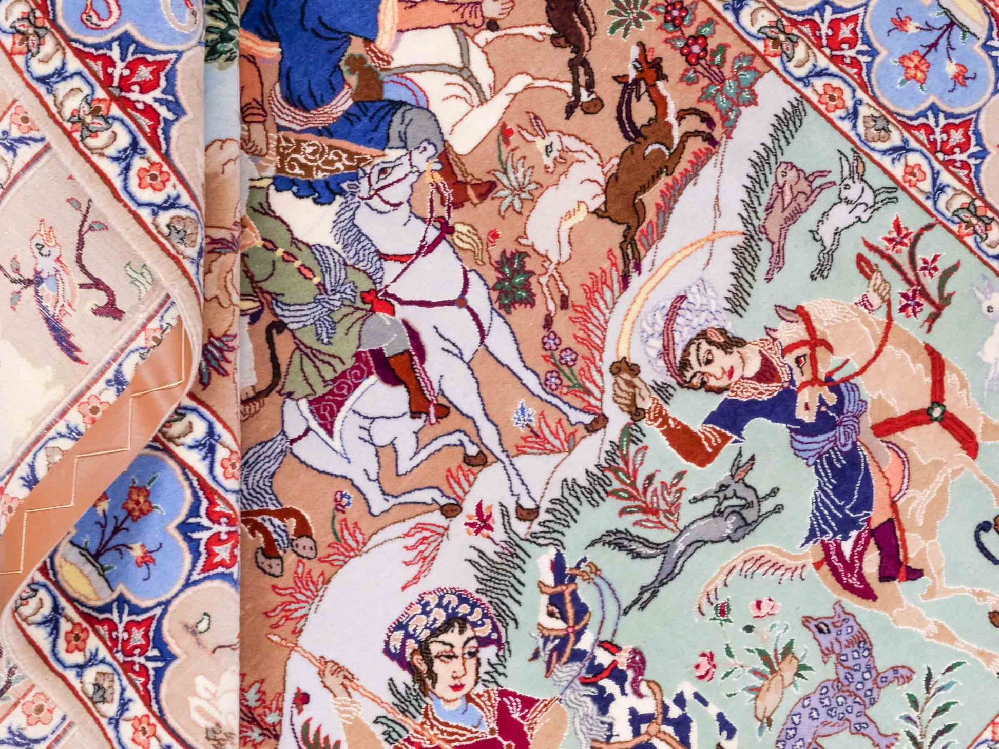 Handgeknüpfter "Emadi" Isfahan Perserteppich von Khademi aus Wolle mit Seide, beige-blau. Feiner, persischer Teppich mit Jagdmotiv, signiert. Orientteppich, geknüpft in Iran. Größe: 176 x 132 cm. Teppichnummer: SB3-1140 | Jupiter In