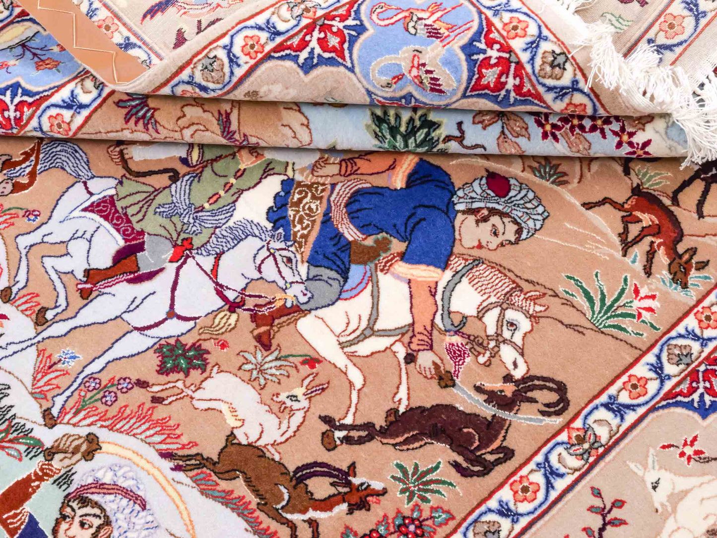 Handgeknüpfter "Emadi" Isfahan Perserteppich von Khademi aus Wolle mit Seide, beige-blau. Feiner, persischer Teppich mit Jagdmotiv, signiert. Orientteppich, geknüpft in Iran. Größe: 176 x 132 cm. Teppichnummer: SB3-1140 | Jupiter In