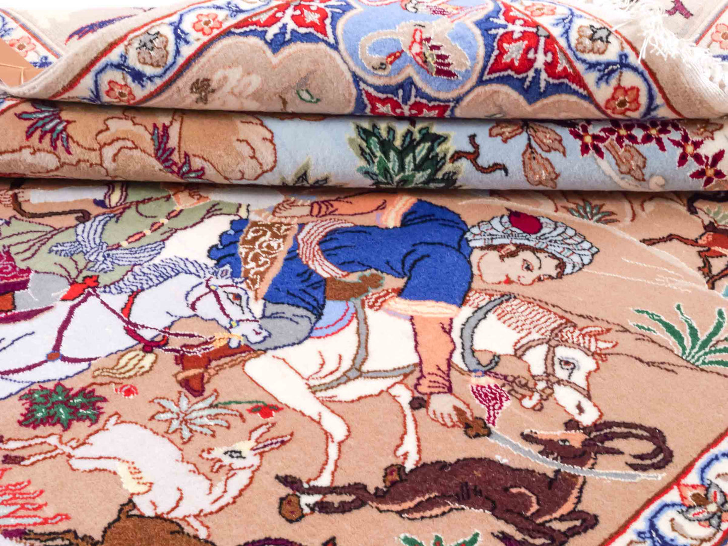 Handgeknüpfter "Emadi" Isfahan Perserteppich von Khademi aus Wolle mit Seide, beige-blau. Feiner, persischer Teppich mit Jagdmotiv, signiert. Orientteppich, geknüpft in Iran. Größe: 176 x 132 cm. Teppichnummer: SB3-1140 | Jupiter In