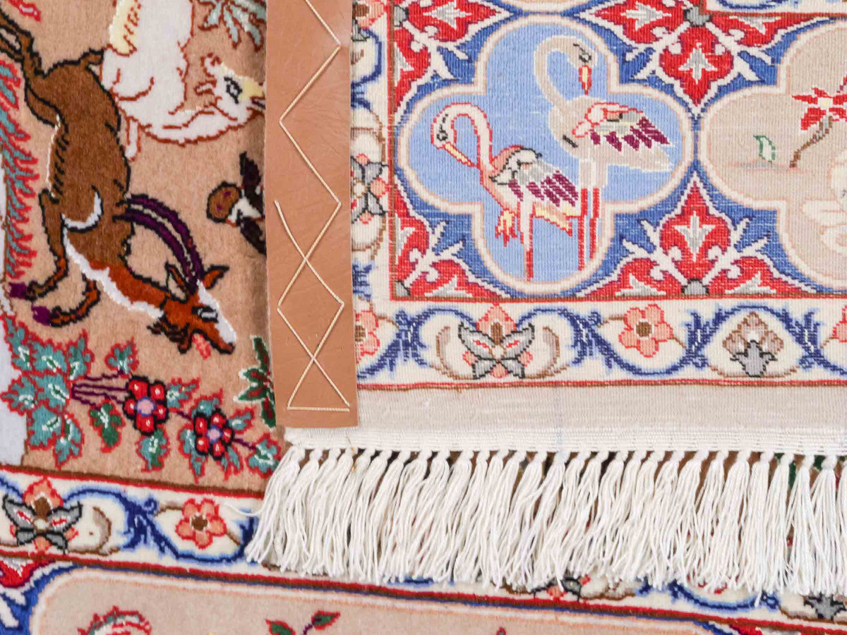 Handgeknüpfter "Emadi" Isfahan Perserteppich von Khademi aus Wolle mit Seide, beige-blau. Feiner, persischer Teppich mit Jagdmotiv, signiert. Orientteppich, geknüpft in Iran. Größe: 176 x 132 cm. Teppichnummer: SB3-1140 | Jupiter In