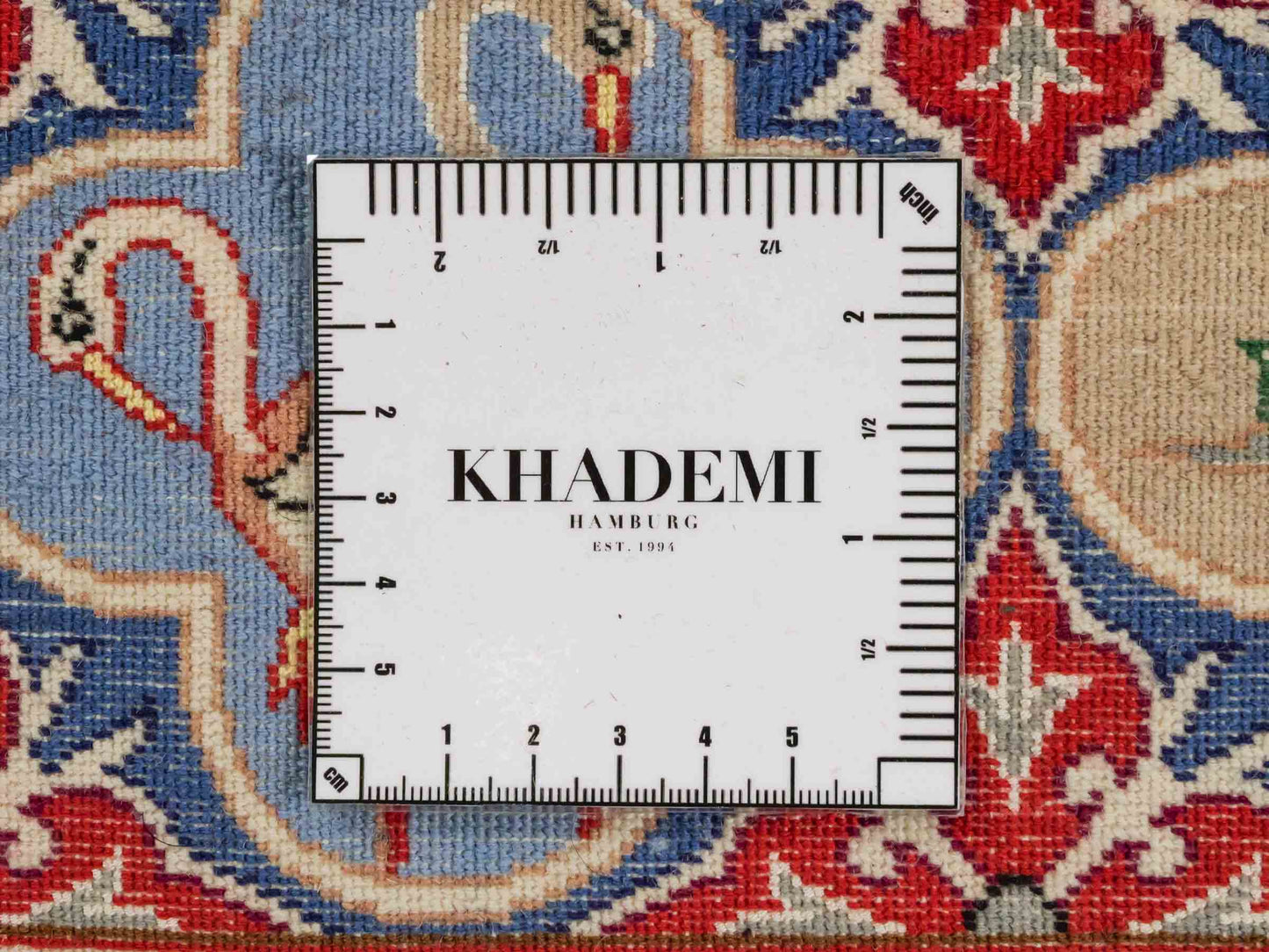 Handgeknüpfter "Emadi" Isfahan Perserteppich von Khademi aus Wolle mit Seide, beige-blau. Feiner, persischer Teppich mit Jagdmotiv, signiert. Orientteppich, geknüpft in Iran. Größe: 176 x 132 cm. Teppichnummer: SB3-1140 | Jupiter In