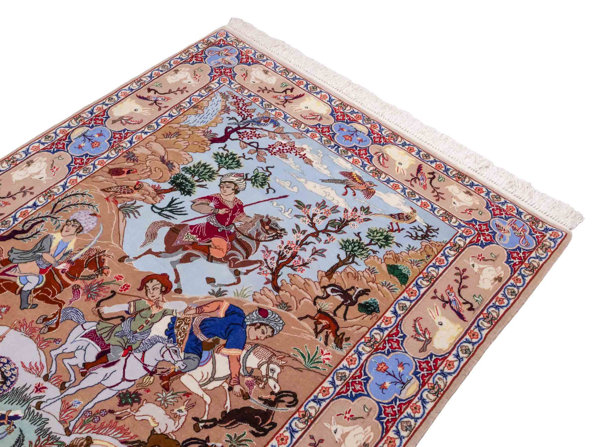 Handgeknüpfter "Emadi" Isfahan Perserteppich von Khademi aus Wolle mit Seide, beige-blau. Feiner, persischer Teppich mit Jagdmotiv, signiert. Orientteppich, geknüpft in Iran. Größe: 176 x 132 cm. Teppichnummer: SB3-1140 | Jupiter In