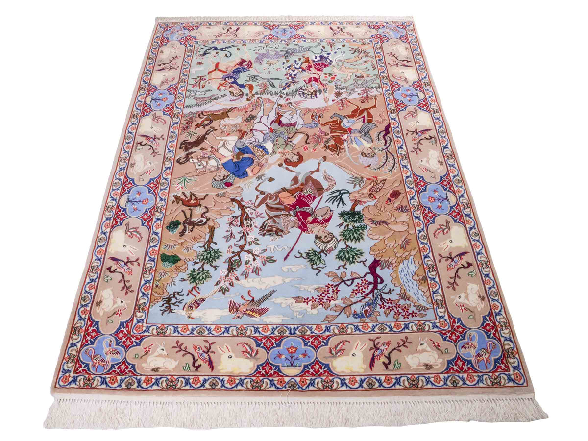 Handgeknüpfter "Emadi" Isfahan Perserteppich von Khademi aus Wolle mit Seide, beige-blau. Feiner, persischer Teppich mit Jagdmotiv, signiert. Orientteppich, geknüpft in Iran. Größe: 176 x 132 cm. Teppichnummer: SB3-1140 | Jupiter In