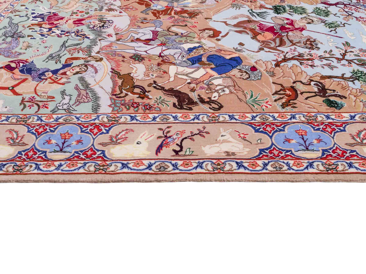 Handgeknüpfter "Emadi" Isfahan Perserteppich von Khademi aus Wolle mit Seide, beige-blau. Feiner, persischer Teppich mit Jagdmotiv, signiert. Orientteppich, geknüpft in Iran. Größe: 176 x 132 cm. Teppichnummer: SB3-1140 | Jupiter In