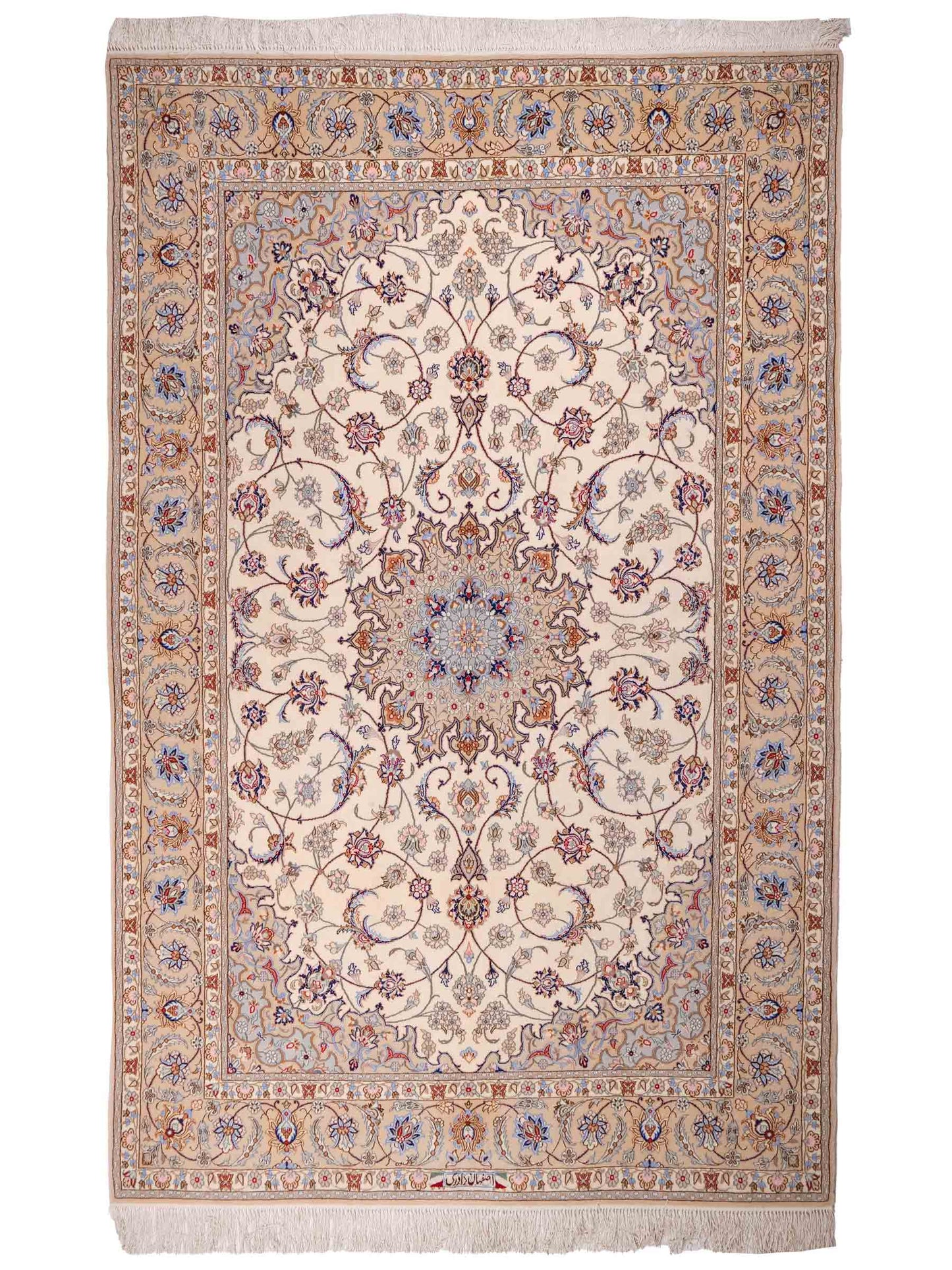 Handgeknüpfter "Davari" Isfahan Perserteppich von Khademi aus Wolle mit Seide, beige-weiß. Feiner, persischer Teppich mit Medaillon, signiert. Orientteppich, geknüpft in Iran. Größe: 241 x 167 cm. Teppichnummer: SB3-1074 | Jupiter In