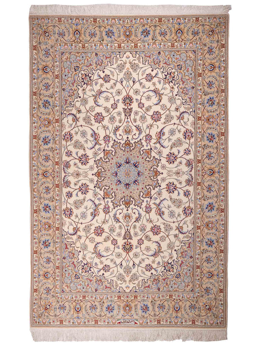 Handgeknüpfter "Davari" Isfahan Perserteppich von Khademi aus Wolle mit Seide, beige-weiß. Feiner, persischer Teppich mit Medaillon, signiert. Orientteppich, geknüpft in Iran. Größe: 241 x 167 cm. Teppichnummer: SB3-1074 | Jupiter In