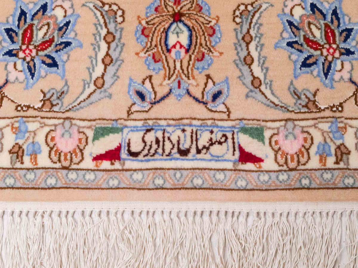 Handgeknüpfter "Davari" Isfahan Perserteppich von Khademi aus Wolle mit Seide, beige-weiß. Feiner, persischer Teppich mit Medaillon, signiert. Orientteppich, geknüpft in Iran. Größe: 241 x 167 cm. Teppichnummer: SB3-1074 | Jupiter In