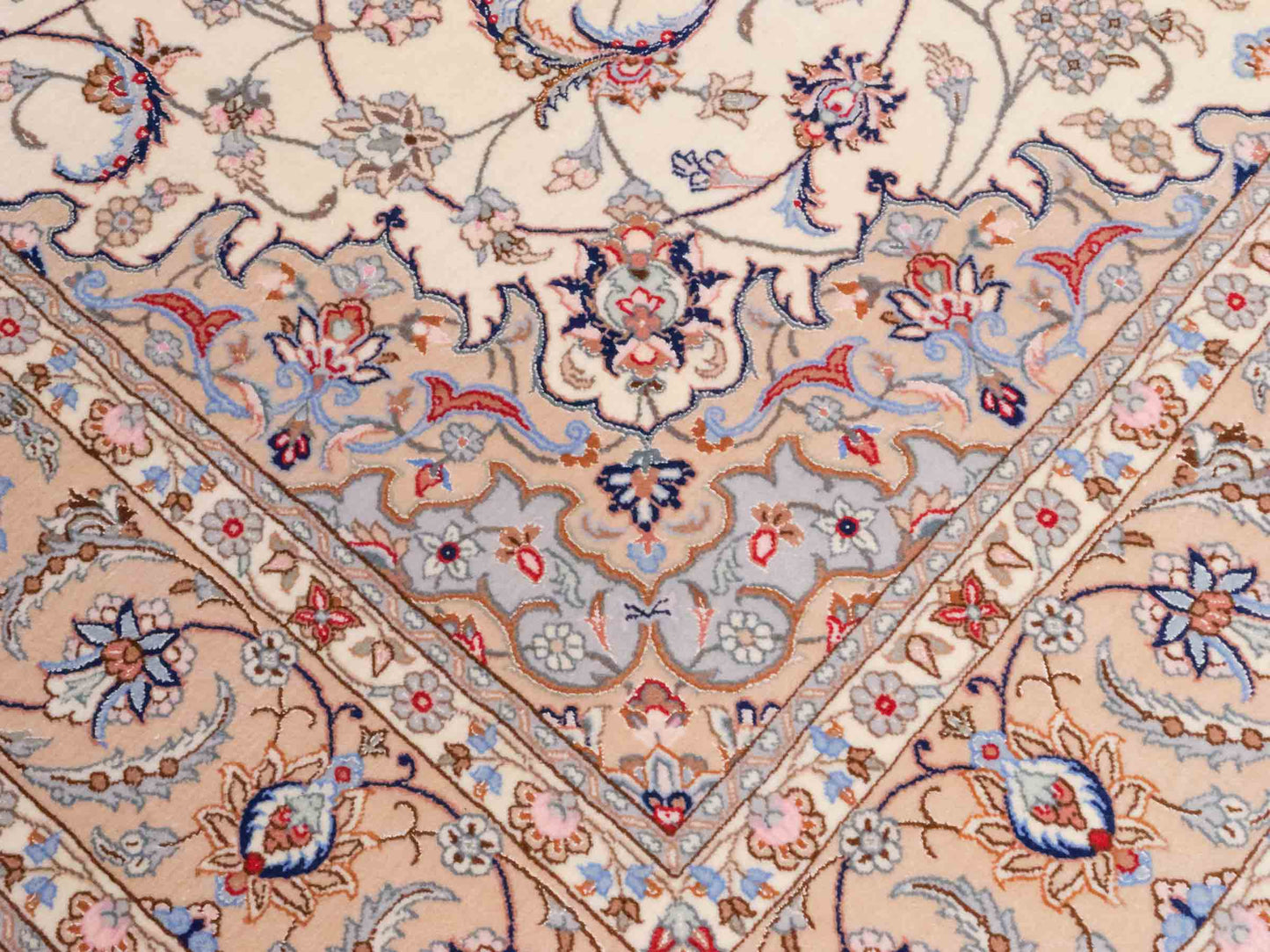 Handgeknüpfter "Davari" Isfahan Perserteppich von Khademi aus Wolle mit Seide, beige-weiß. Feiner, persischer Teppich mit Medaillon, signiert. Orientteppich, geknüpft in Iran. Größe: 241 x 167 cm. Teppichnummer: SB3-1074 | Jupiter In