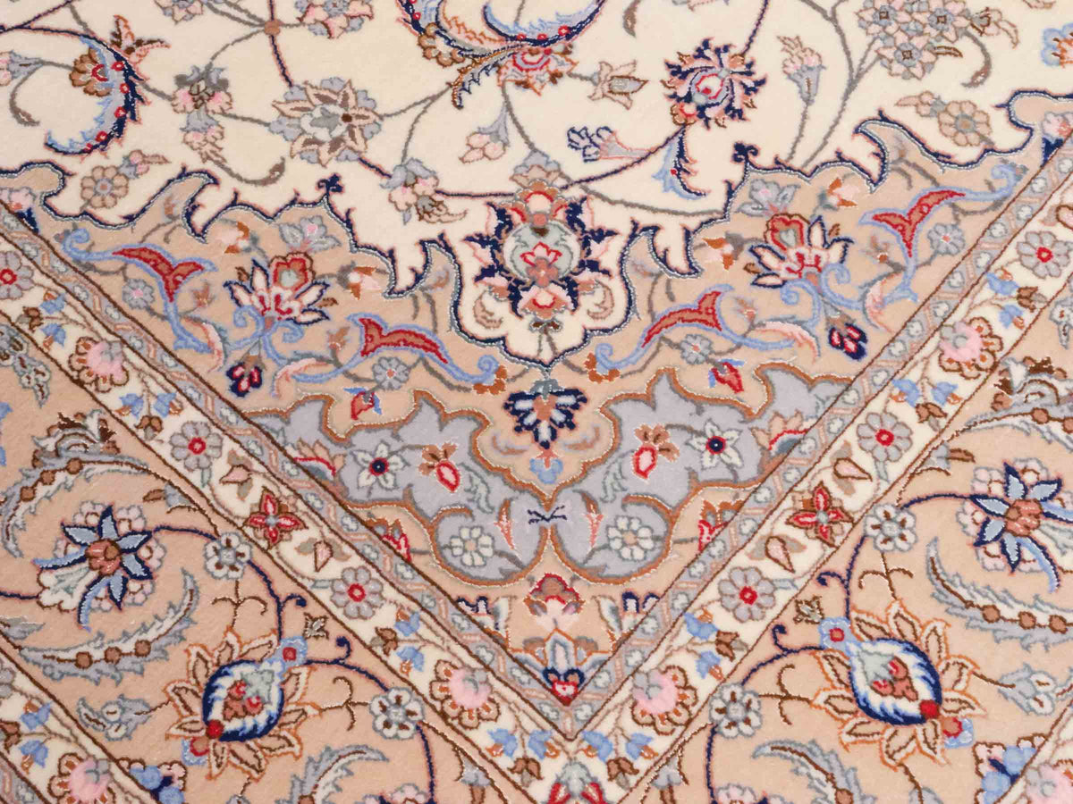 Handgeknüpfter "Davari" Isfahan Perserteppich von Khademi aus Wolle mit Seide, beige-weiß. Feiner, persischer Teppich mit Medaillon, signiert. Orientteppich, geknüpft in Iran. Größe: 241 x 167 cm. Teppichnummer: SB3-1074 | Jupiter In
