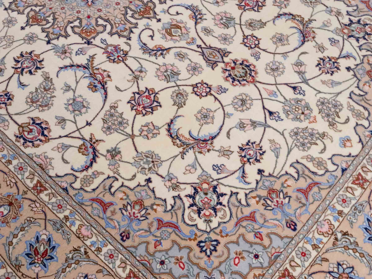 Handgeknüpfter "Davari" Isfahan Perserteppich von Khademi aus Wolle mit Seide, beige-weiß. Feiner, persischer Teppich mit Medaillon, signiert. Orientteppich, geknüpft in Iran. Größe: 241 x 167 cm. Teppichnummer: SB3-1074 | Jupiter In