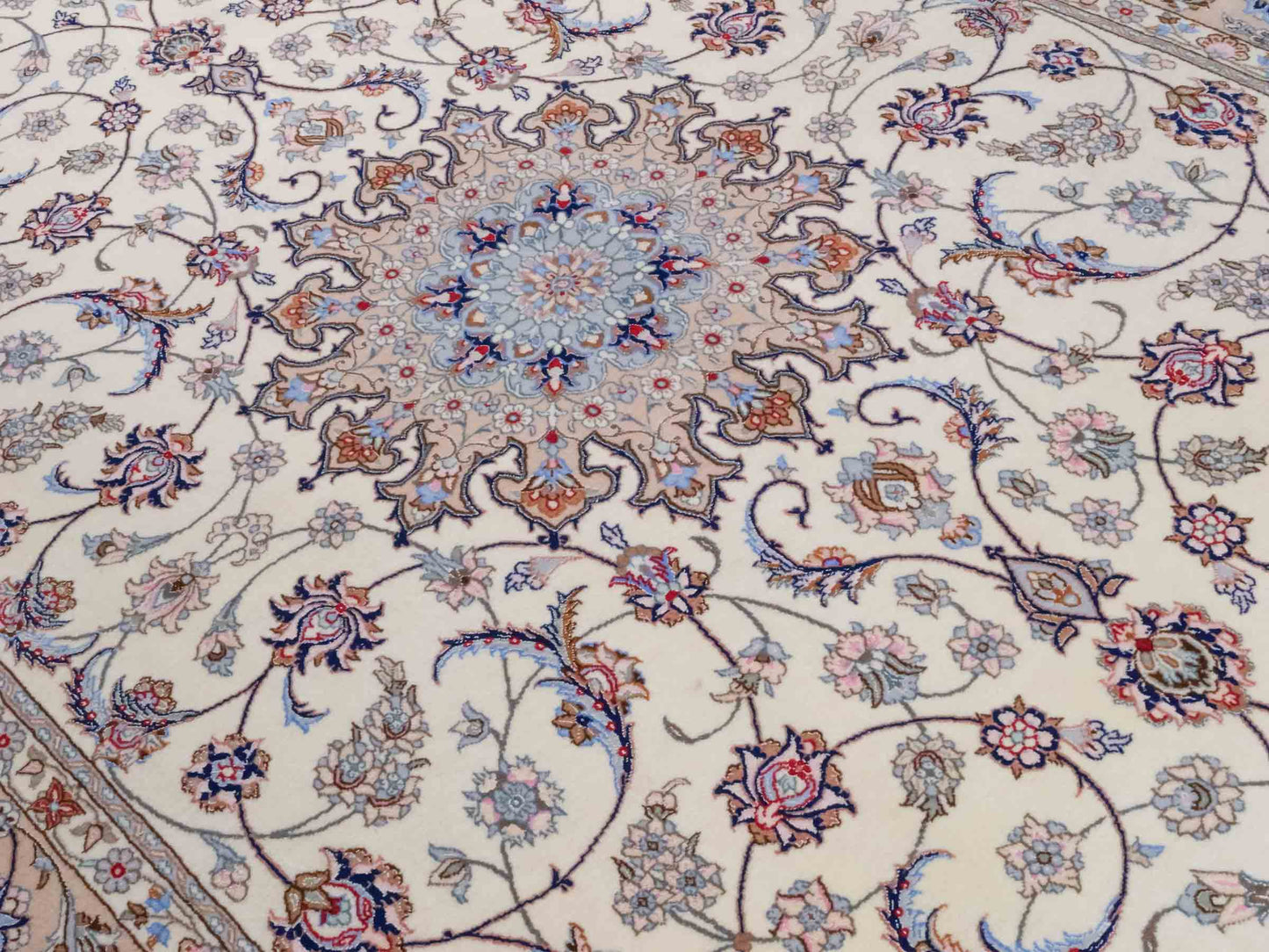 Handgeknüpfter "Davari" Isfahan Perserteppich von Khademi aus Wolle mit Seide, beige-weiß. Feiner, persischer Teppich mit Medaillon, signiert. Orientteppich, geknüpft in Iran. Größe: 241 x 167 cm. Teppichnummer: SB3-1074 | Jupiter In