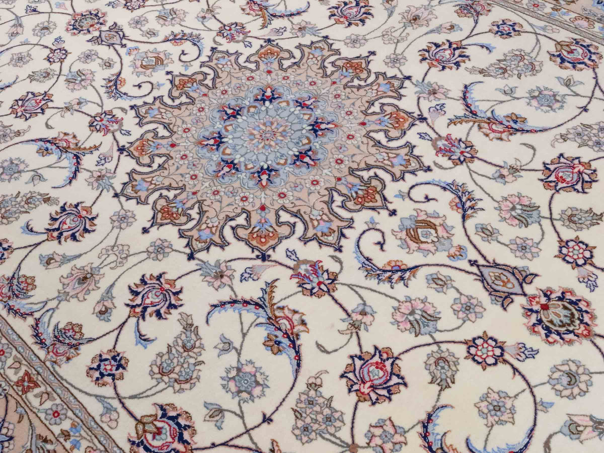 Handgeknüpfter "Davari" Isfahan Perserteppich von Khademi aus Wolle mit Seide, beige-weiß. Feiner, persischer Teppich mit Medaillon, signiert. Orientteppich, geknüpft in Iran. Größe: 241 x 167 cm. Teppichnummer: SB3-1074 | Jupiter In