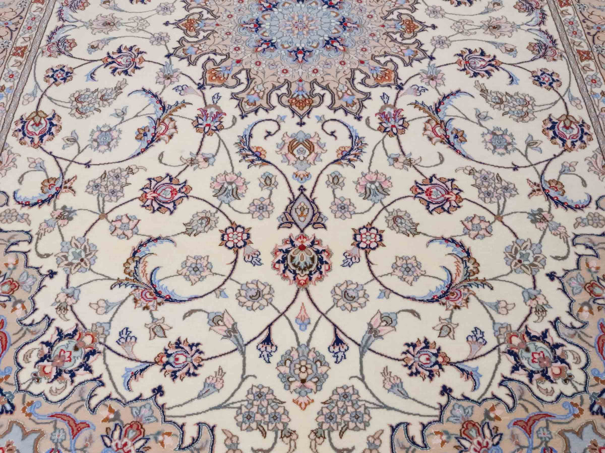 Handgeknüpfter "Davari" Isfahan Perserteppich von Khademi aus Wolle mit Seide, beige-weiß. Feiner, persischer Teppich mit Medaillon, signiert. Orientteppich, geknüpft in Iran. Größe: 241 x 167 cm. Teppichnummer: SB3-1074 | Jupiter In