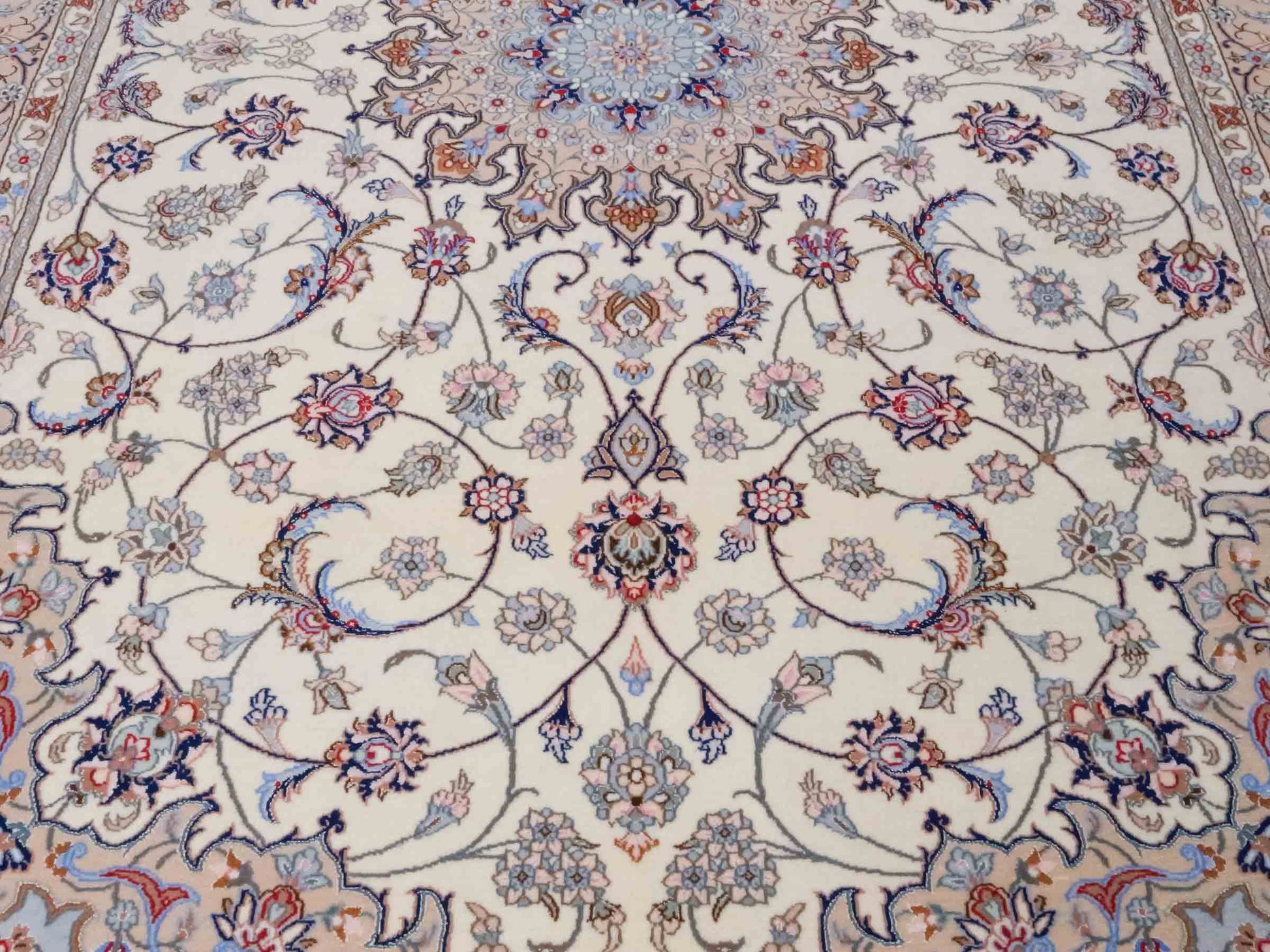 Handgeknüpfter "Davari" Isfahan Perserteppich von Khademi aus Wolle mit Seide, beige-weiß. Feiner, persischer Teppich mit Medaillon, signiert. Orientteppich, geknüpft in Iran. Größe: 241 x 167 cm. Teppichnummer: SB3-1074 | Jupiter In