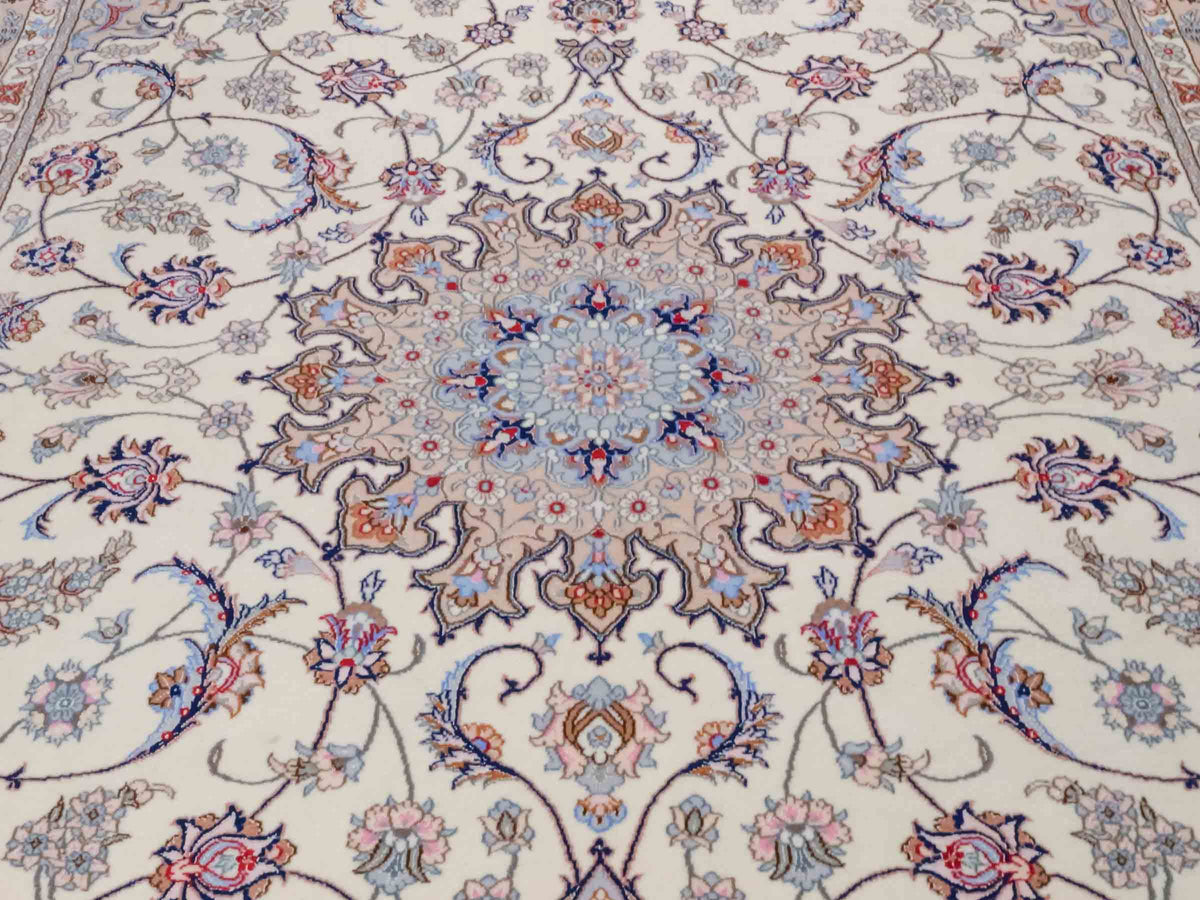 Handgeknüpfter "Davari" Isfahan Perserteppich von Khademi aus Wolle mit Seide, beige-weiß. Feiner, persischer Teppich mit Medaillon, signiert. Orientteppich, geknüpft in Iran. Größe: 241 x 167 cm. Teppichnummer: SB3-1074 | Jupiter In
