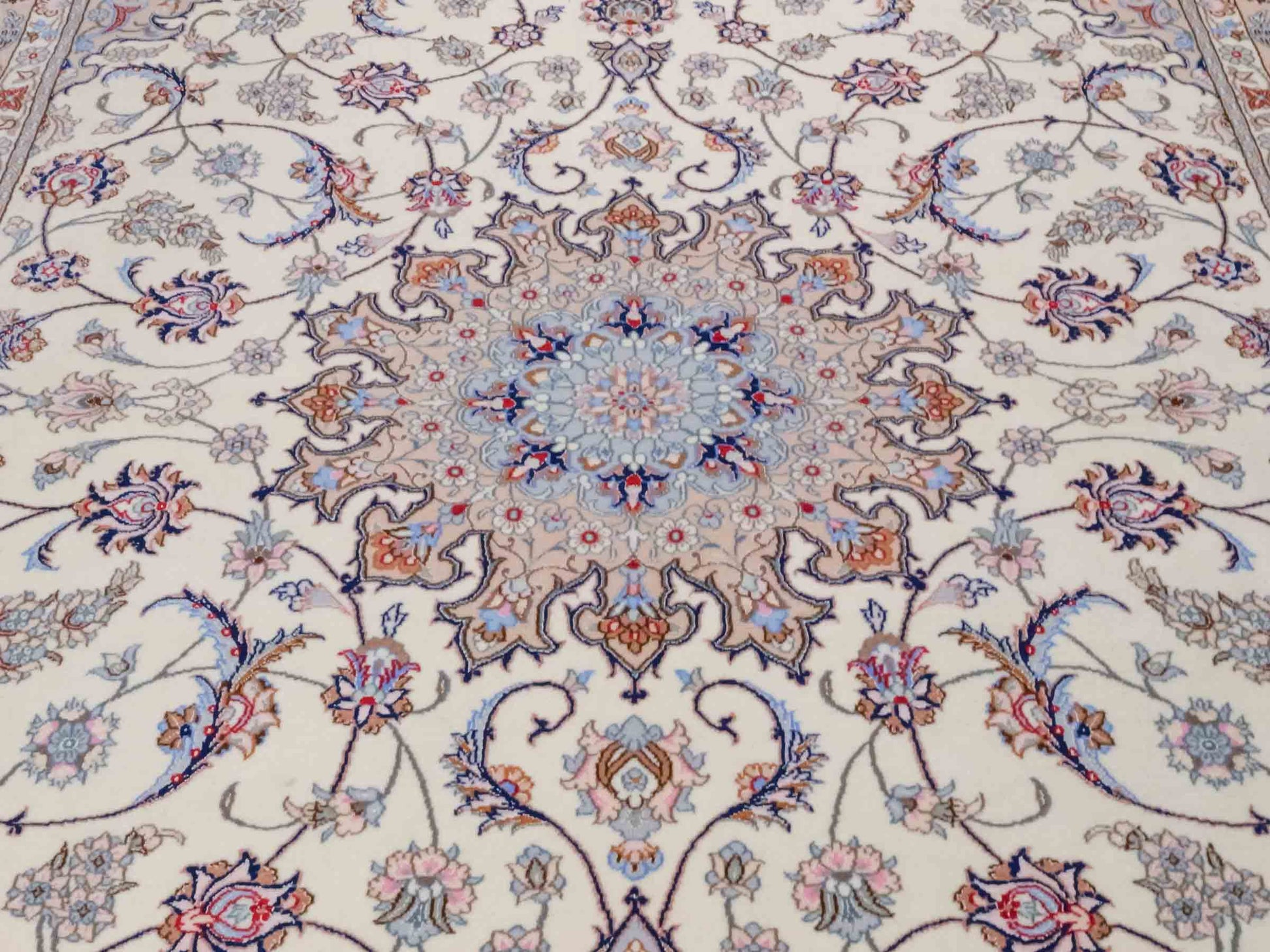 Handgeknüpfter "Davari" Isfahan Perserteppich von Khademi aus Wolle mit Seide, beige-weiß. Feiner, persischer Teppich mit Medaillon, signiert. Orientteppich, geknüpft in Iran. Größe: 241 x 167 cm. Teppichnummer: SB3-1074 | Jupiter In