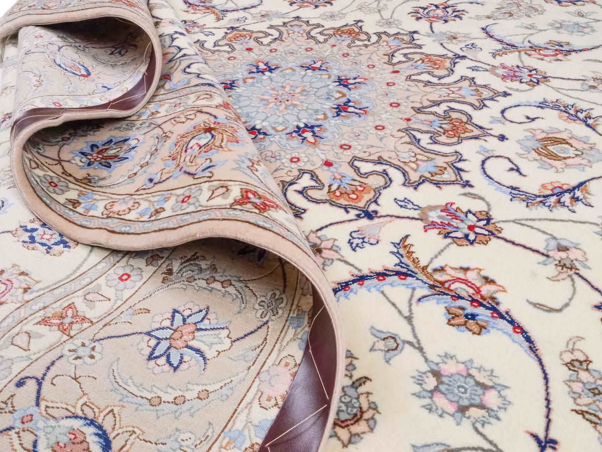 Handgeknüpfter "Davari" Isfahan Perserteppich von Khademi aus Wolle mit Seide, beige-weiß. Feiner, persischer Teppich mit Medaillon, signiert. Orientteppich, geknüpft in Iran. Größe: 241 x 167 cm. Teppichnummer: SB3-1074 | Jupiter In