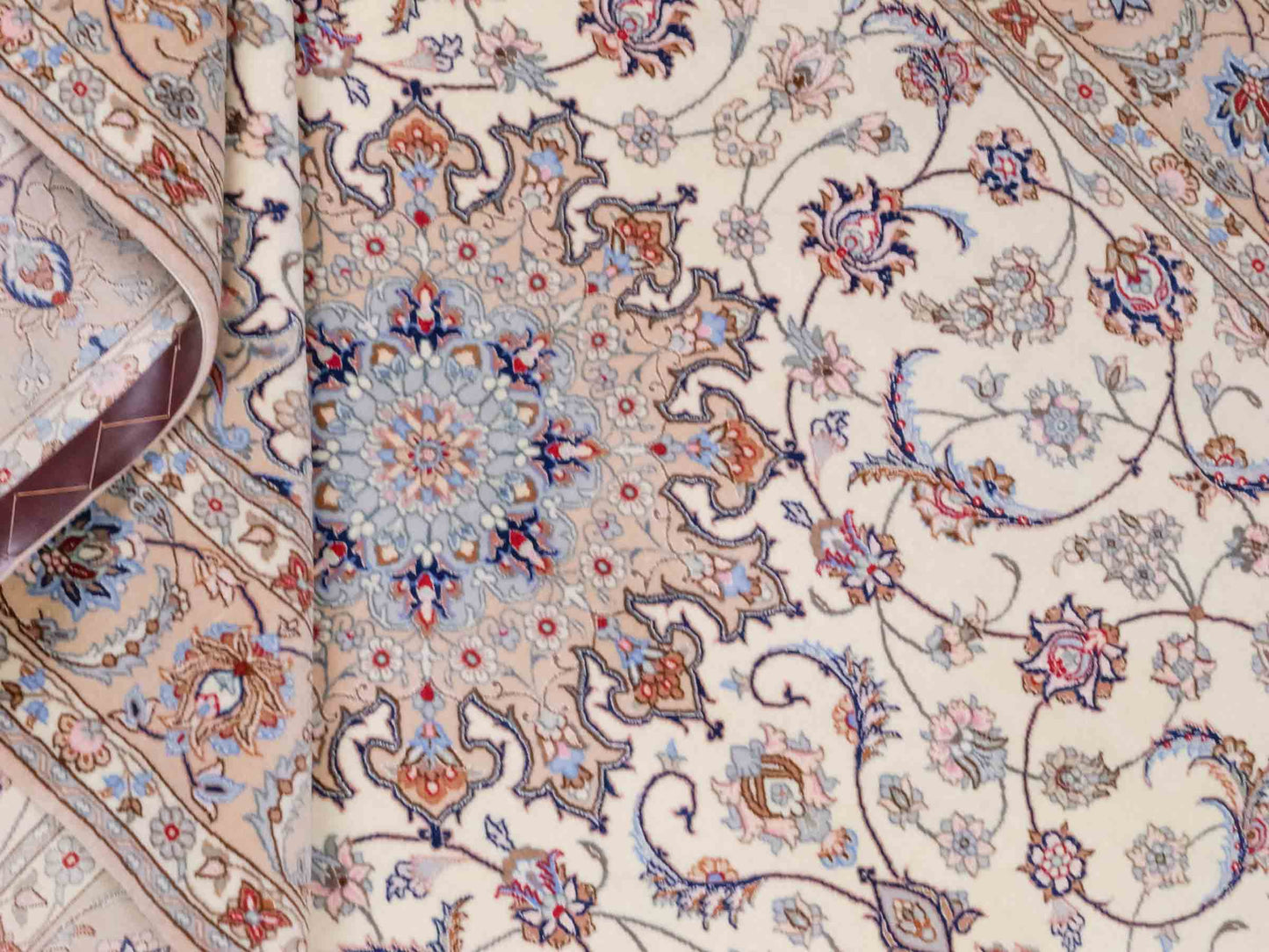 Handgeknüpfter "Davari" Isfahan Perserteppich von Khademi aus Wolle mit Seide, beige-weiß. Feiner, persischer Teppich mit Medaillon, signiert. Orientteppich, geknüpft in Iran. Größe: 241 x 167 cm. Teppichnummer: SB3-1074 | Jupiter In