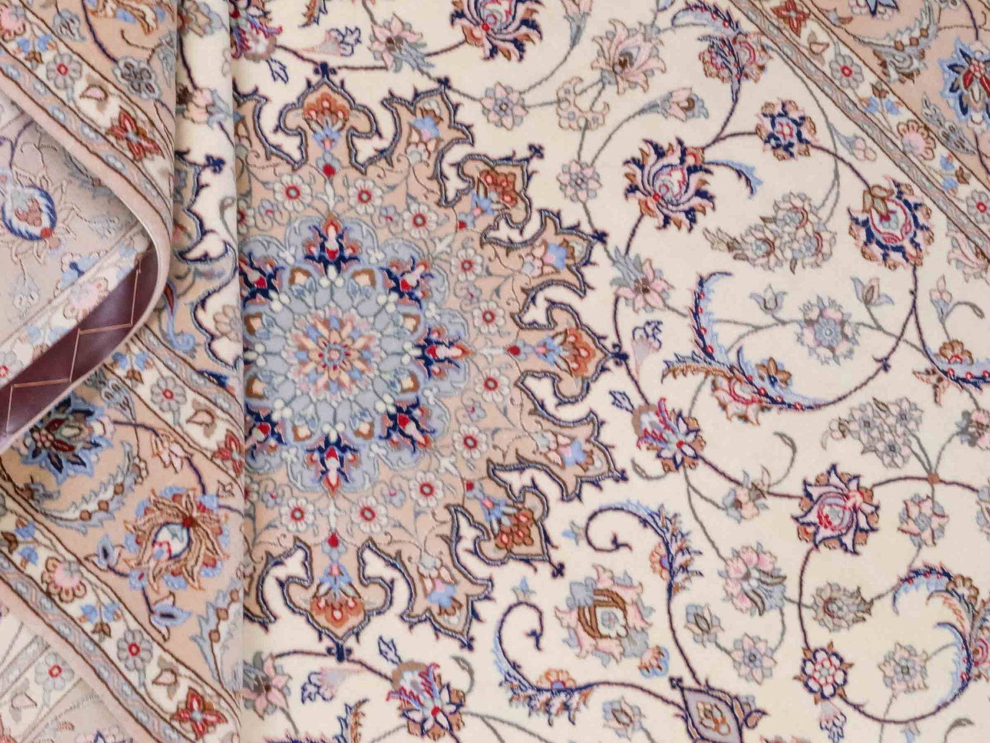 Handgeknüpfter "Davari" Isfahan Perserteppich von Khademi aus Wolle mit Seide, beige-weiß. Feiner, persischer Teppich mit Medaillon, signiert. Orientteppich, geknüpft in Iran. Größe: 241 x 167 cm. Teppichnummer: SB3-1074 | Jupiter In