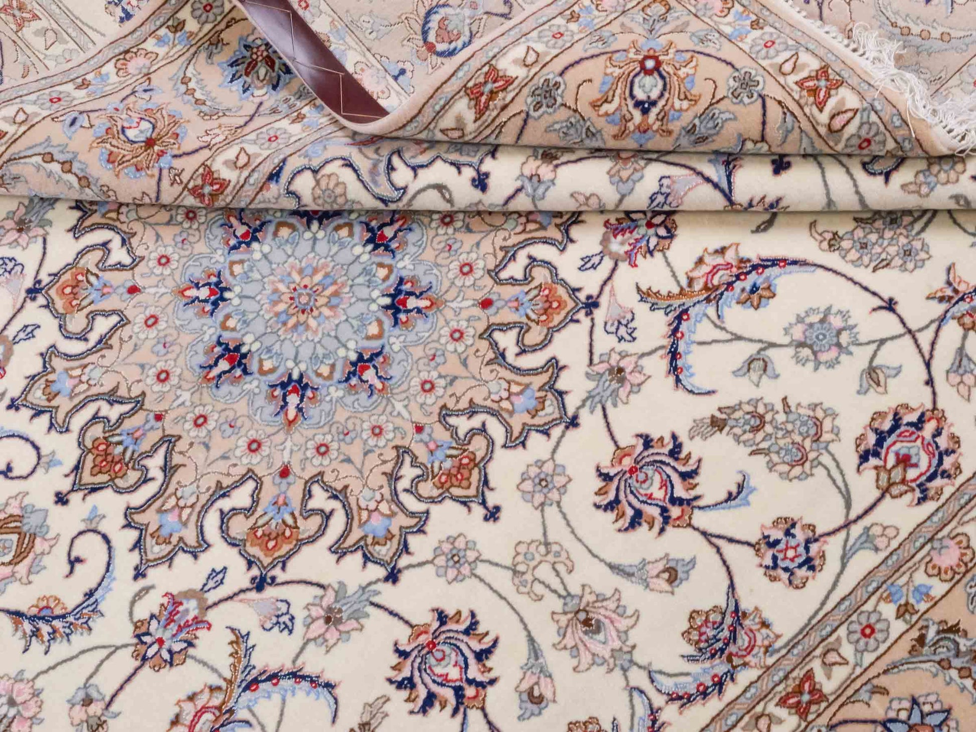 Handgeknüpfter "Davari" Isfahan Perserteppich von Khademi aus Wolle mit Seide, beige-weiß. Feiner, persischer Teppich mit Medaillon, signiert. Orientteppich, geknüpft in Iran. Größe: 241 x 167 cm. Teppichnummer: SB3-1074 | Jupiter In