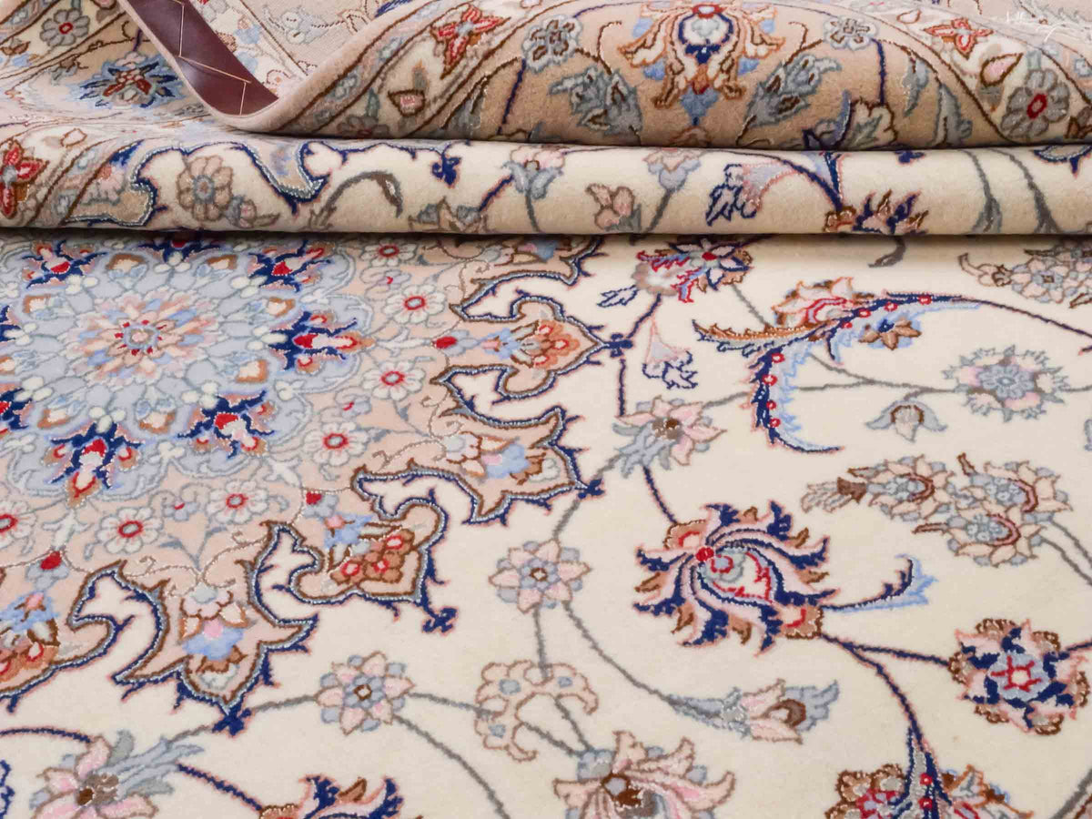 Handgeknüpfter "Davari" Isfahan Perserteppich von Khademi aus Wolle mit Seide, beige-weiß. Feiner, persischer Teppich mit Medaillon, signiert. Orientteppich, geknüpft in Iran. Größe: 241 x 167 cm. Teppichnummer: SB3-1074 | Jupiter In