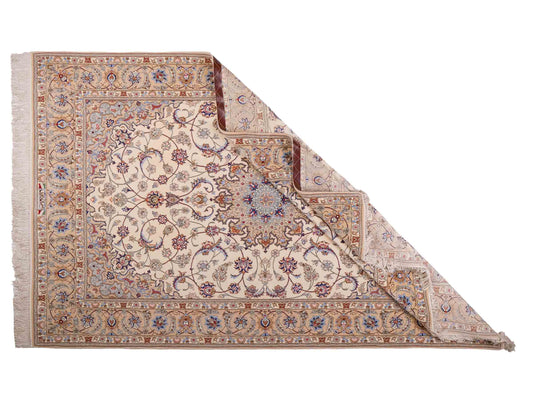 Handgeknüpfter "Davari" Isfahan Perserteppich von Khademi aus Wolle mit Seide, beige-weiß. Feiner, persischer Teppich mit Medaillon, signiert. Orientteppich, geknüpft in Iran. Größe: 241 x 167 cm. Teppichnummer: SB3-1074 | Jupiter In