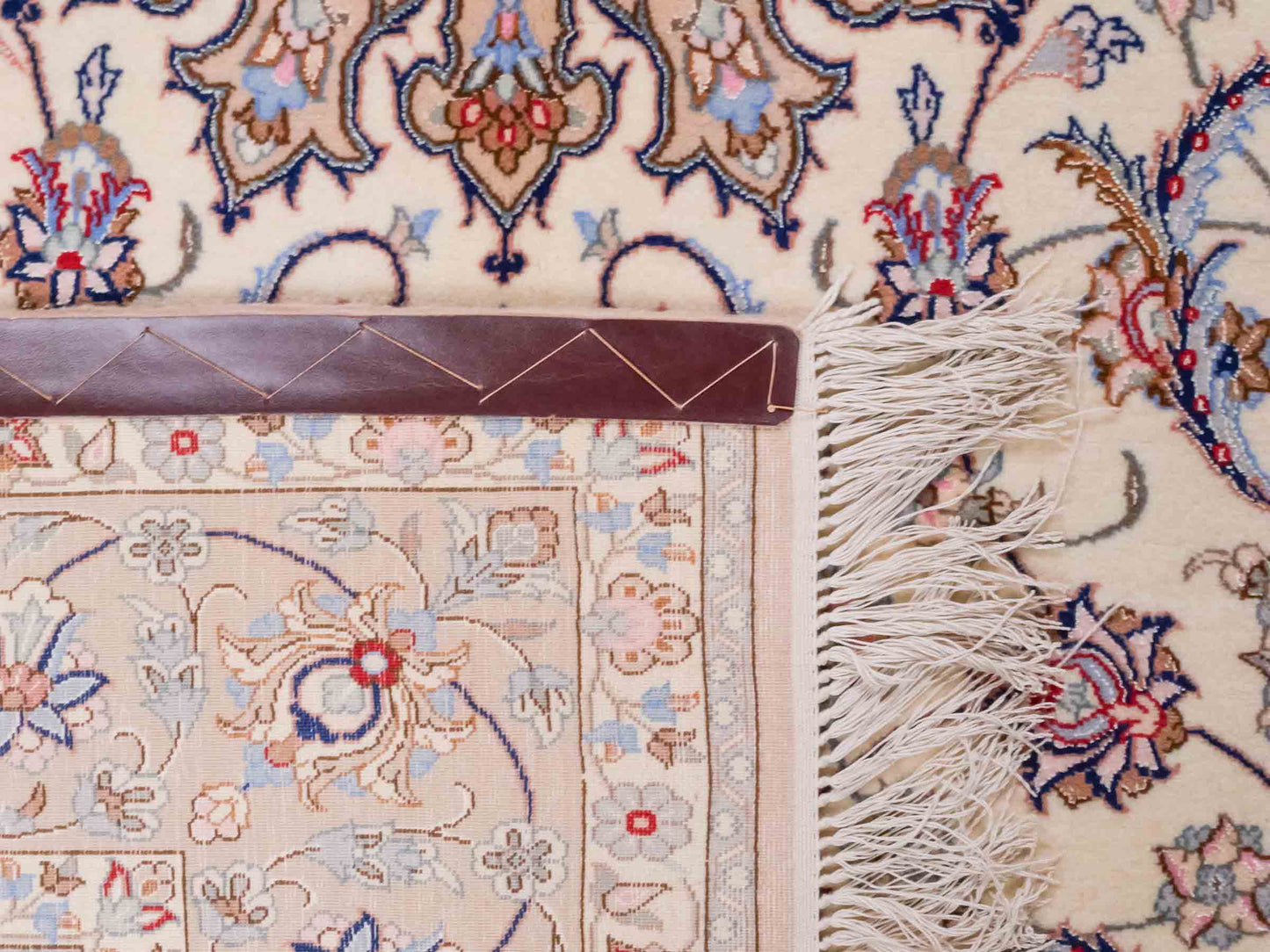 Handgeknüpfter "Davari" Isfahan Perserteppich von Khademi aus Wolle mit Seide, beige-weiß. Feiner, persischer Teppich mit Medaillon, signiert. Orientteppich, geknüpft in Iran. Größe: 241 x 167 cm. Teppichnummer: SB3-1074 | Jupiter In