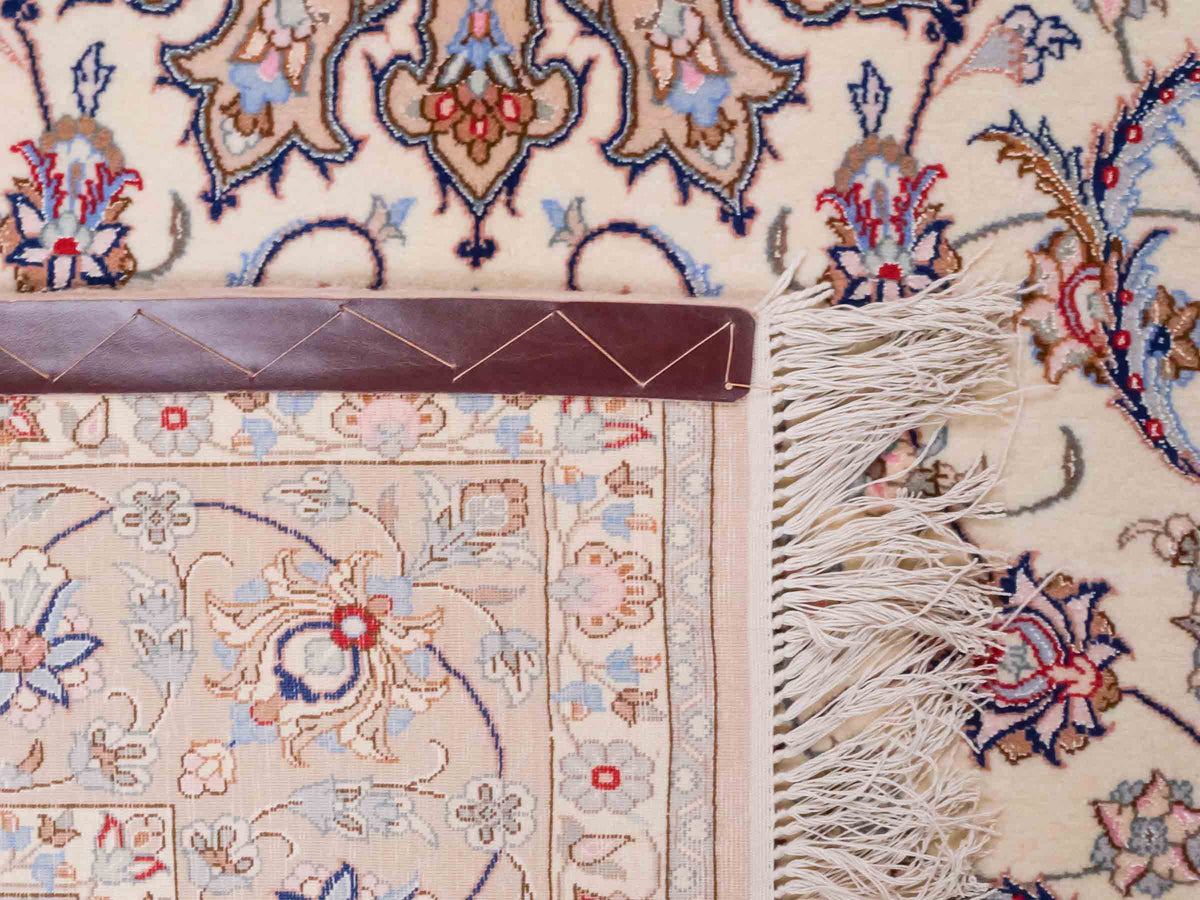 Handgeknüpfter "Davari" Isfahan Perserteppich von Khademi aus Wolle mit Seide, beige-weiß. Feiner, persischer Teppich mit Medaillon, signiert. Orientteppich, geknüpft in Iran. Größe: 241 x 167 cm. Teppichnummer: SB3-1074 | Jupiter In