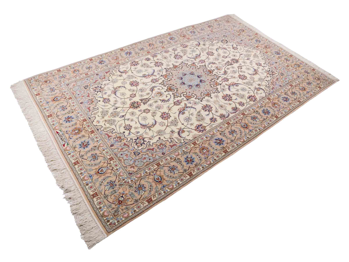 Handgeknüpfter "Davari" Isfahan Perserteppich von Khademi aus Wolle mit Seide, beige-weiß. Feiner, persischer Teppich mit Medaillon, signiert. Orientteppich, geknüpft in Iran. Größe: 241 x 167 cm. Teppichnummer: SB3-1074 | Jupiter In