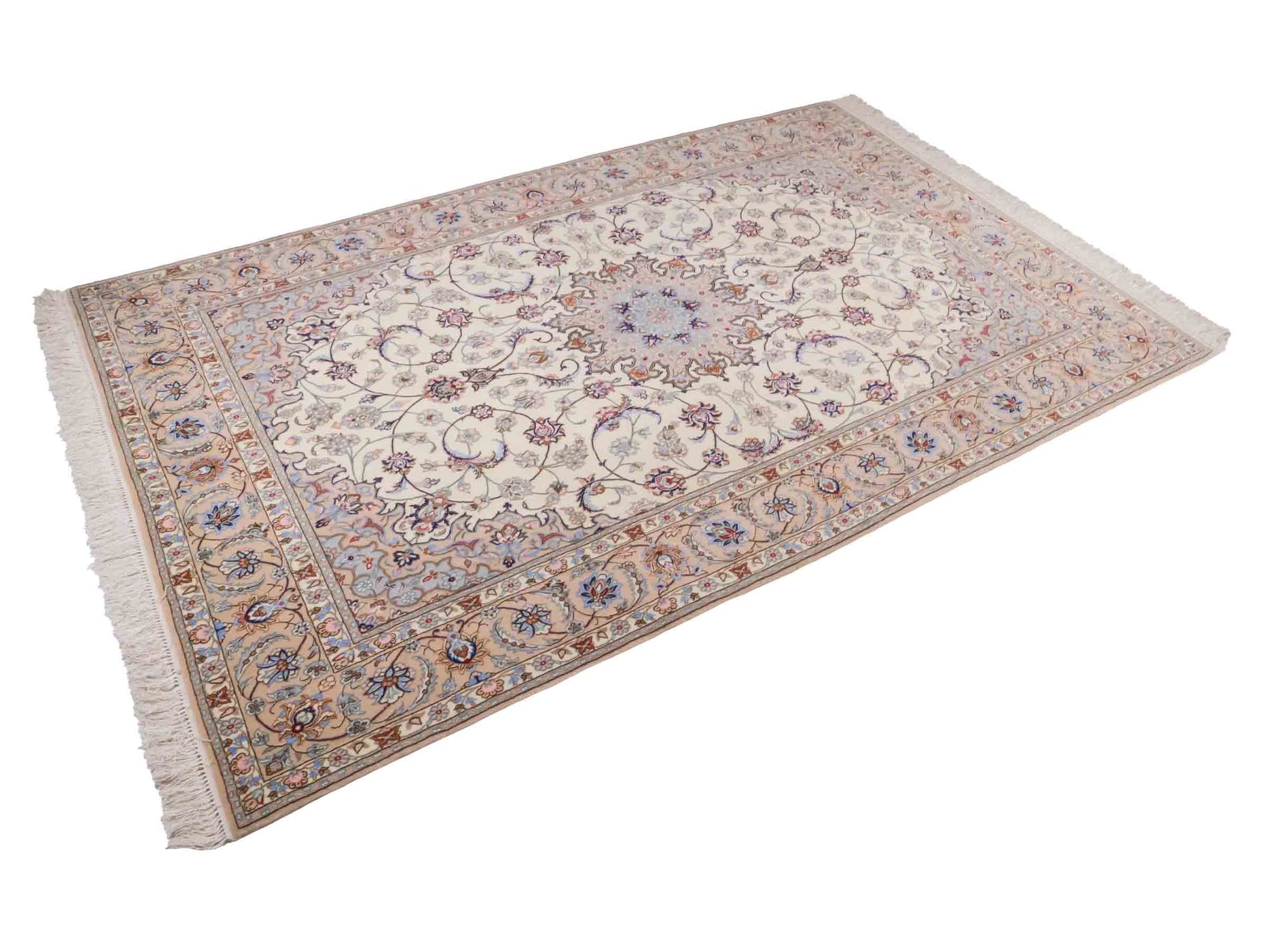 Handgeknüpfter "Davari" Isfahan Perserteppich von Khademi aus Wolle mit Seide, beige-weiß. Feiner, persischer Teppich mit Medaillon, signiert. Orientteppich, geknüpft in Iran. Größe: 241 x 167 cm. Teppichnummer: SB3-1074 | Jupiter In