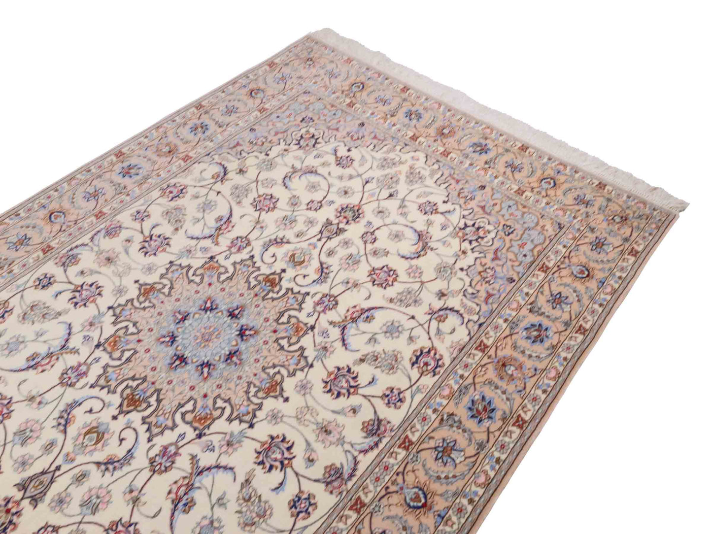 Handgeknüpfter "Davari" Isfahan Perserteppich von Khademi aus Wolle mit Seide, beige-weiß. Feiner, persischer Teppich mit Medaillon, signiert. Orientteppich, geknüpft in Iran. Größe: 241 x 167 cm. Teppichnummer: SB3-1074 | Jupiter In