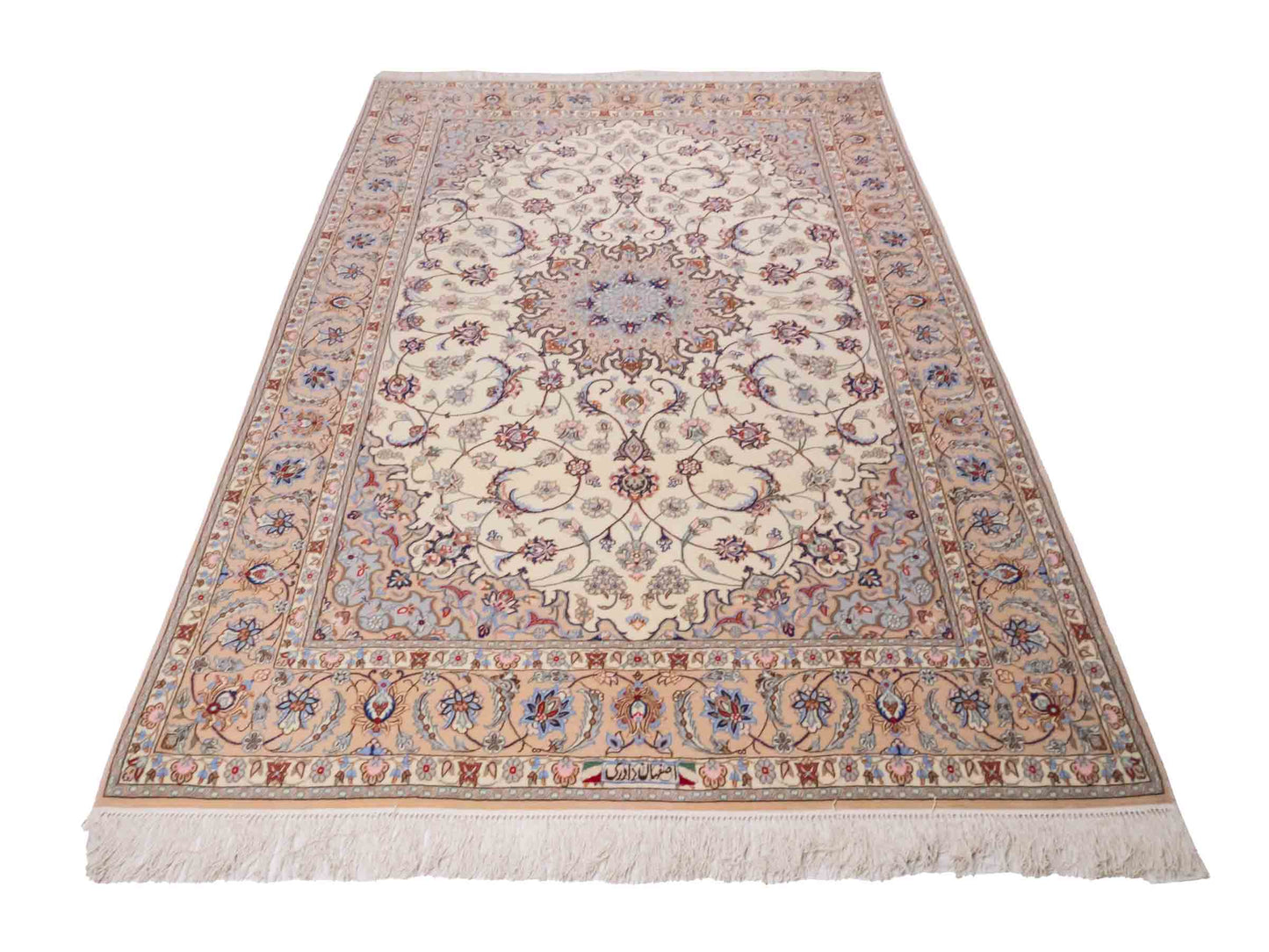 Handgeknüpfter "Davari" Isfahan Perserteppich von Khademi aus Wolle mit Seide, beige-weiß. Feiner, persischer Teppich mit Medaillon, signiert. Orientteppich, geknüpft in Iran. Größe: 241 x 167 cm. Teppichnummer: SB3-1074 | Jupiter In