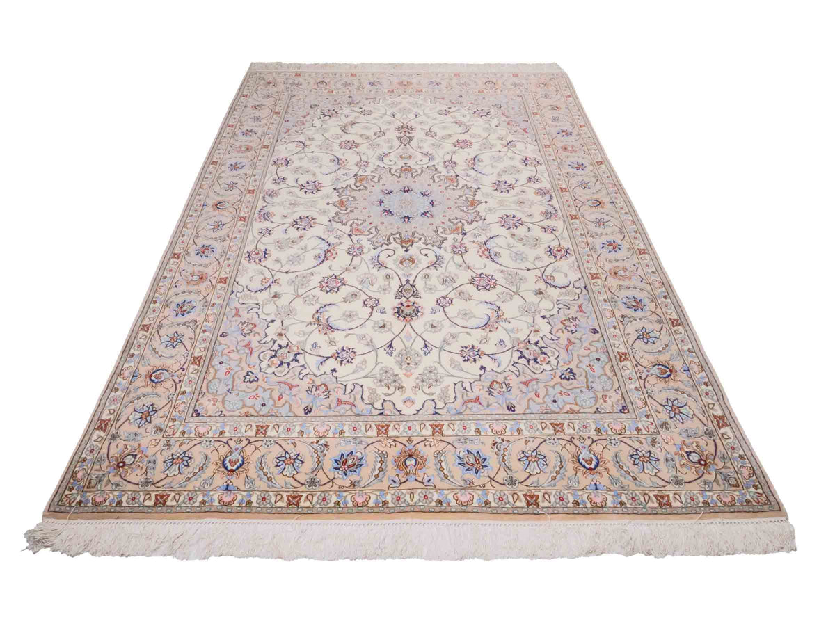 Handgeknüpfter "Davari" Isfahan Perserteppich von Khademi aus Wolle mit Seide, beige-weiß. Feiner, persischer Teppich mit Medaillon, signiert. Orientteppich, geknüpft in Iran. Größe: 241 x 167 cm. Teppichnummer: SB3-1074 | Jupiter In