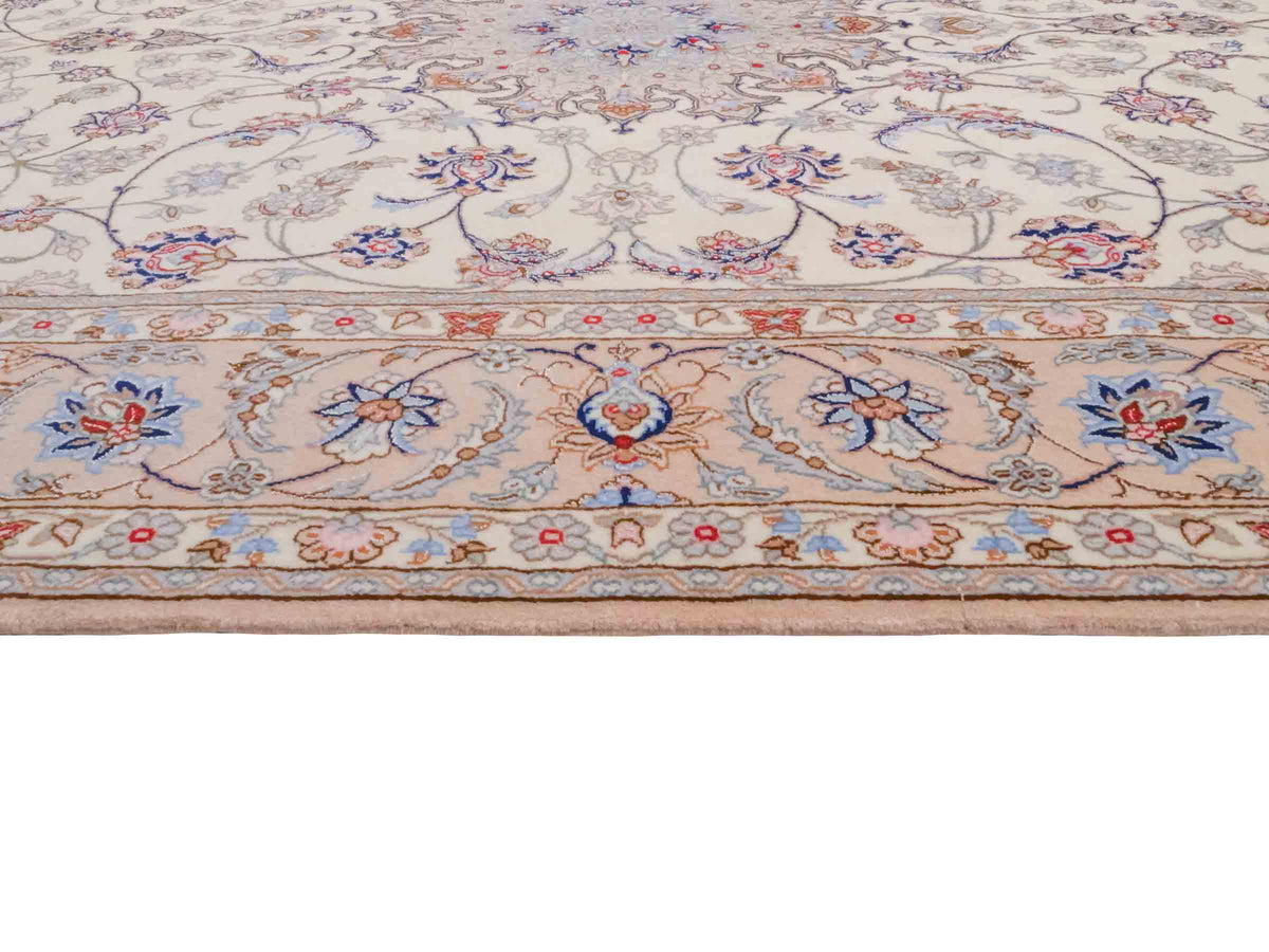 Handgeknüpfter "Davari" Isfahan Perserteppich von Khademi aus Wolle mit Seide, beige-weiß. Feiner, persischer Teppich mit Medaillon, signiert. Orientteppich, geknüpft in Iran. Größe: 241 x 167 cm. Teppichnummer: SB3-1074 | Jupiter In