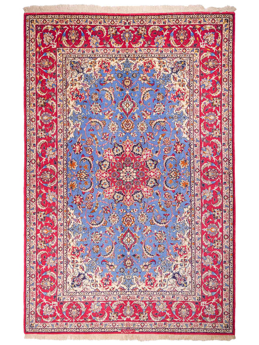 Handgeknüpfter "Tavus" Isfahan Perserteppich von Khademi aus Wolle mit Seide, rot-blau. Feiner, persischer Teppich mit Medaillon, signiert. Orientteppich, geknüpft in Iran. Größe: 247 x 158 cm. Teppichnummer: SB3-1079 | Jupiter In