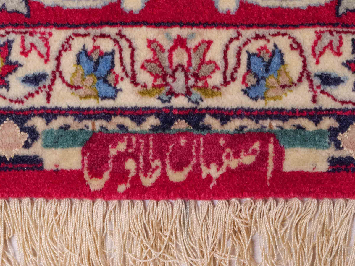 Handgeknüpfter "Tavus" Isfahan Perserteppich von Khademi aus Wolle mit Seide, rot-blau. Feiner, persischer Teppich mit Medaillon, signiert. Orientteppich, geknüpft in Iran. Größe: 247 x 158 cm. Teppichnummer: SB3-1079 | Jupiter In