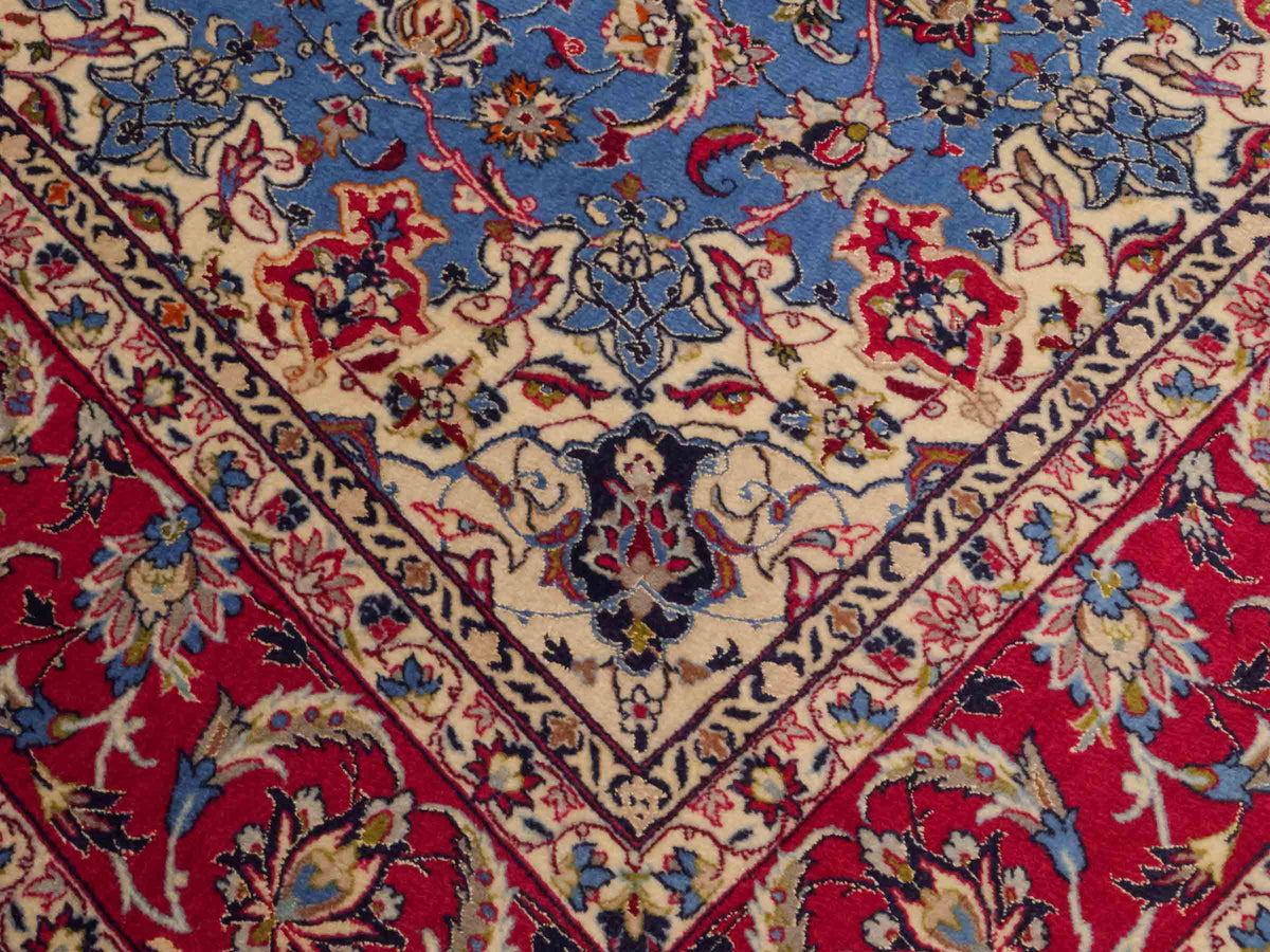 Handgeknüpfter "Tavus" Isfahan Perserteppich von Khademi aus Wolle mit Seide, rot-blau. Feiner, persischer Teppich mit Medaillon, signiert. Orientteppich, geknüpft in Iran. Größe: 247 x 158 cm. Teppichnummer: SB3-1079 | Jupiter In